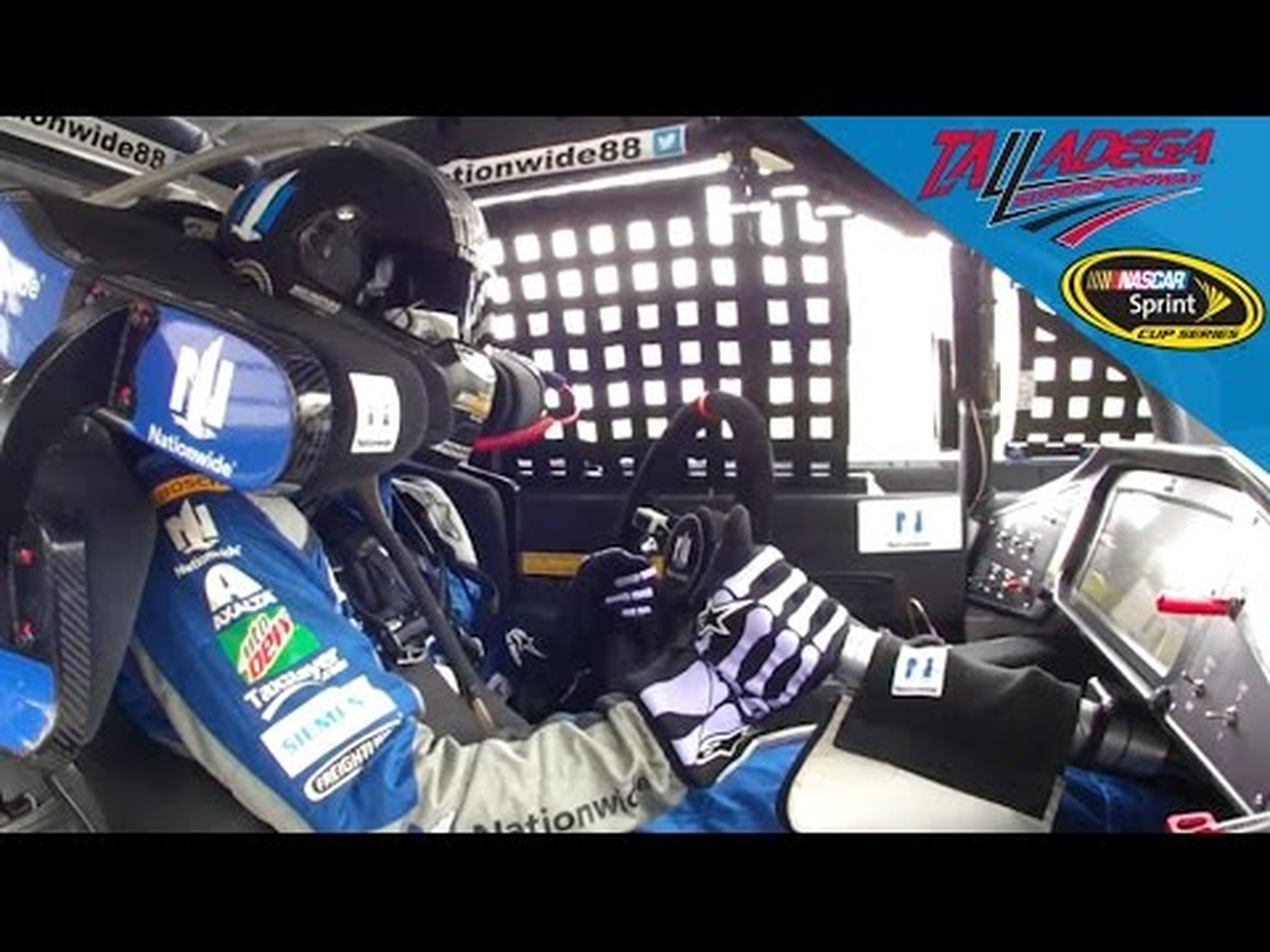 Vídeo: Conduce sin volante y con una sola mano en la NASCAR
