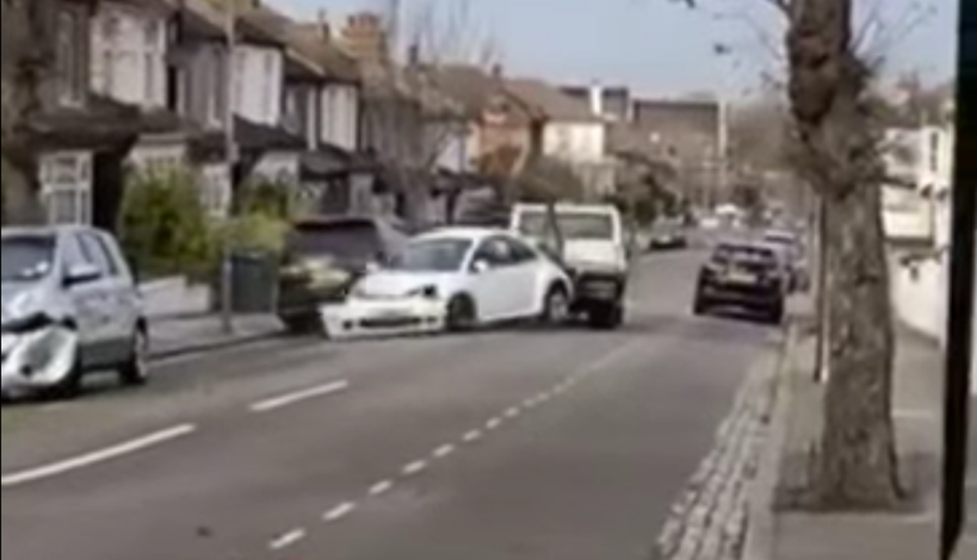 VÍDEO: Esta conductor de esta grúa arrasa con todos los coches de una calle de Londres. ¡Vaya manazas!