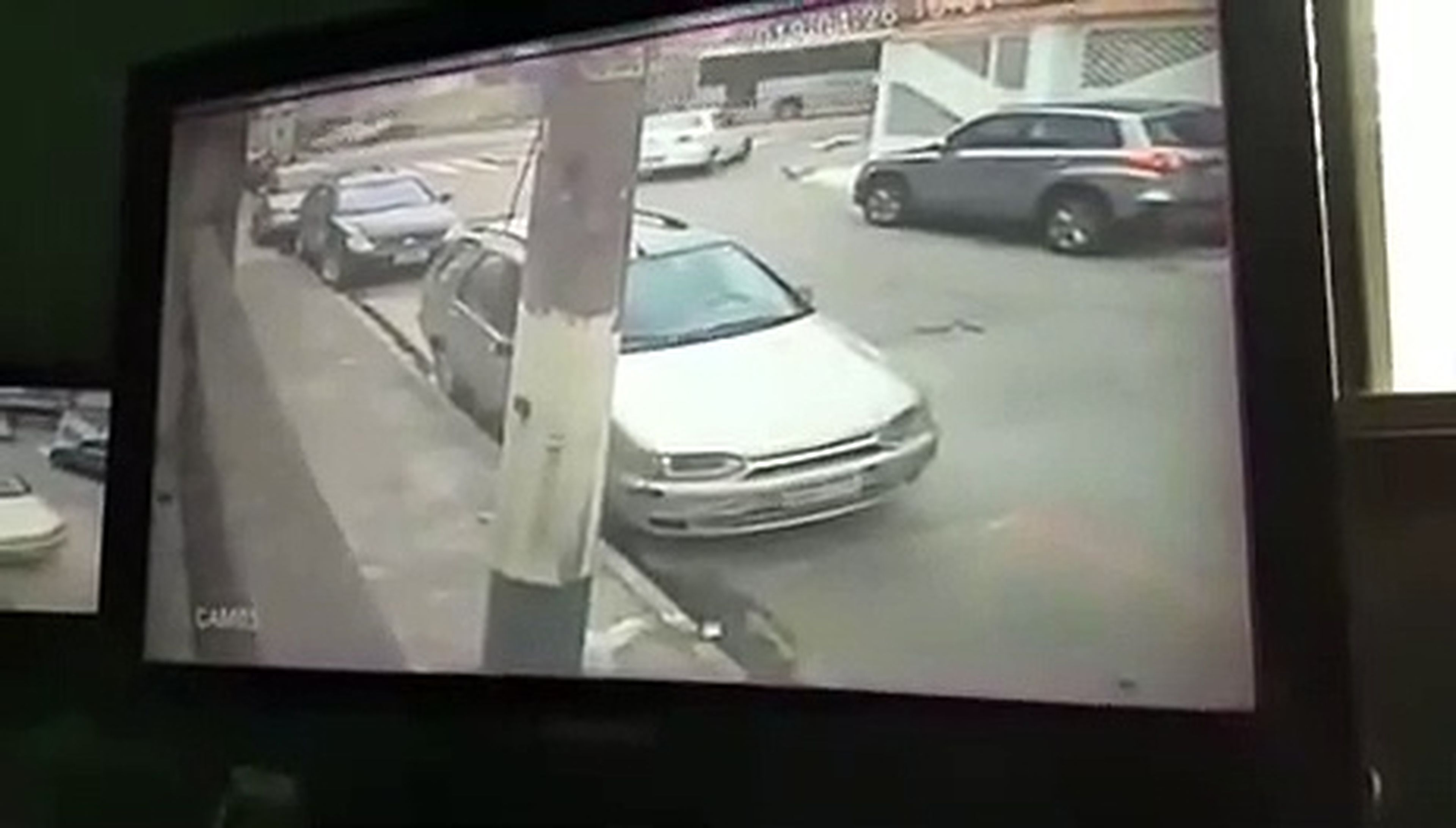 VÍDEO: así consigue este motorista despistar a dos policías, ¡ver para creer!