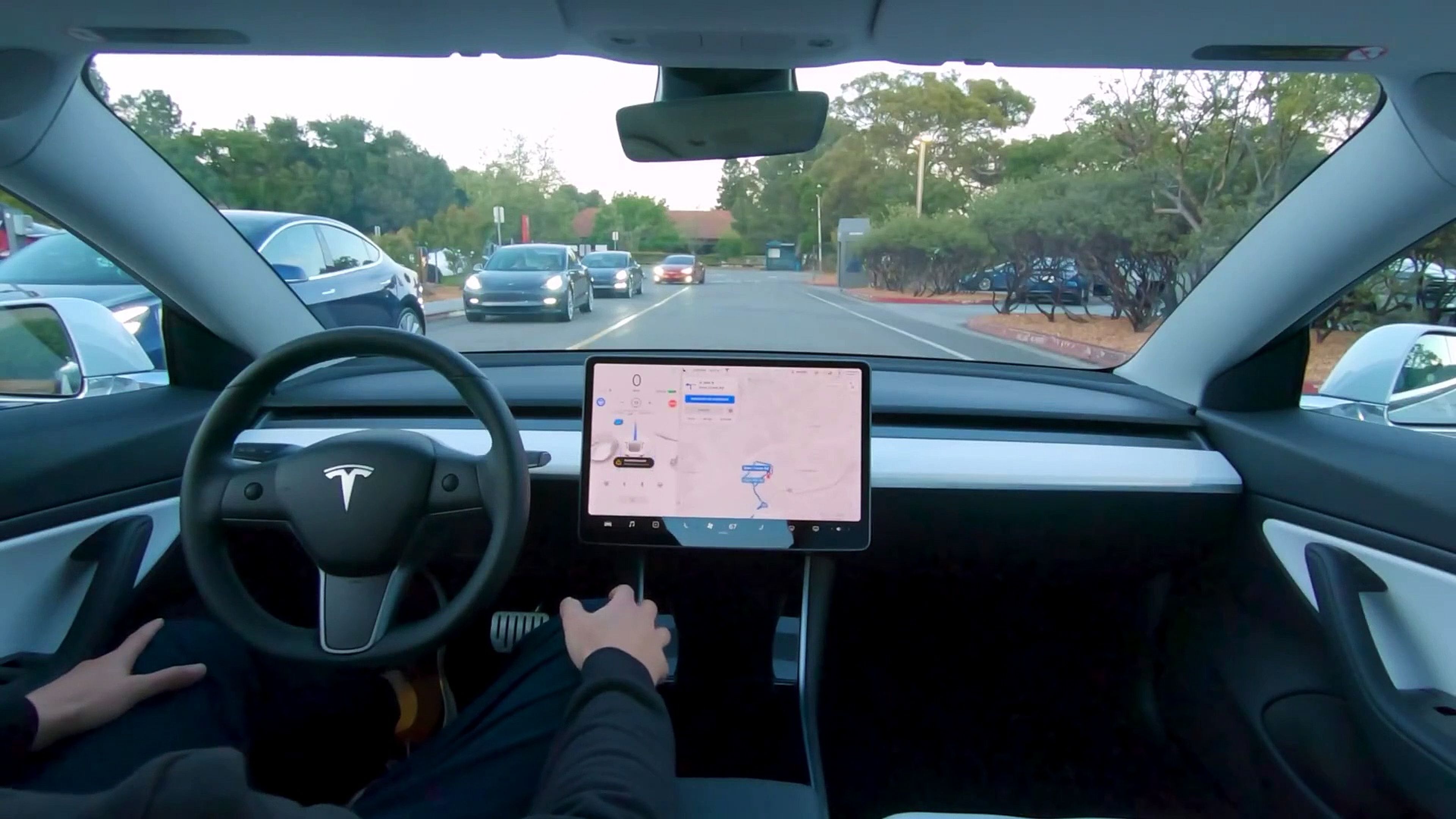 VÍDEO: ¡Desde dentro! Así funciona el Autopilot del Tesla Model 3