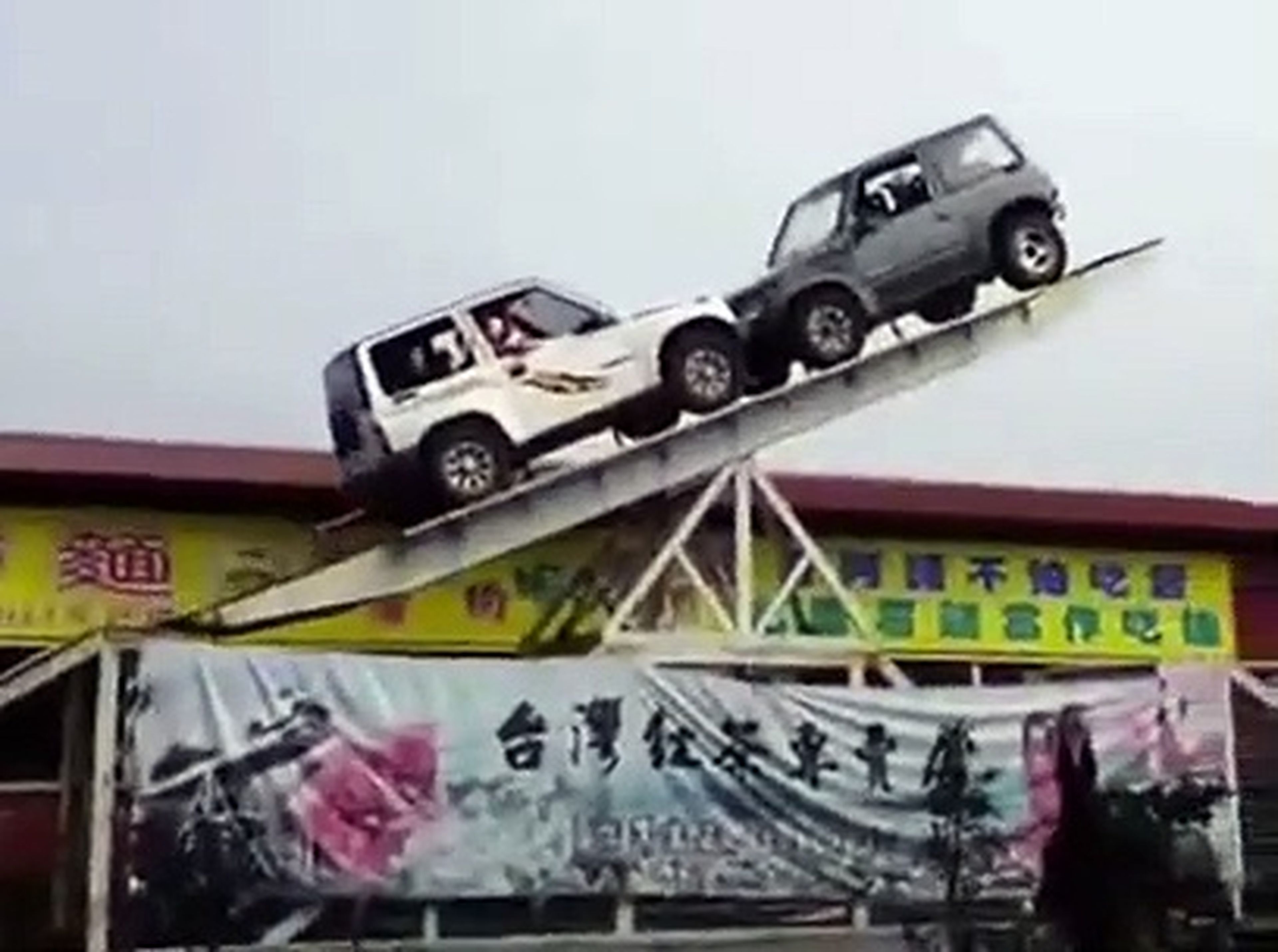 VÍDEO: Dos coches haciendo equilibrios en el aire… ¡de locos!