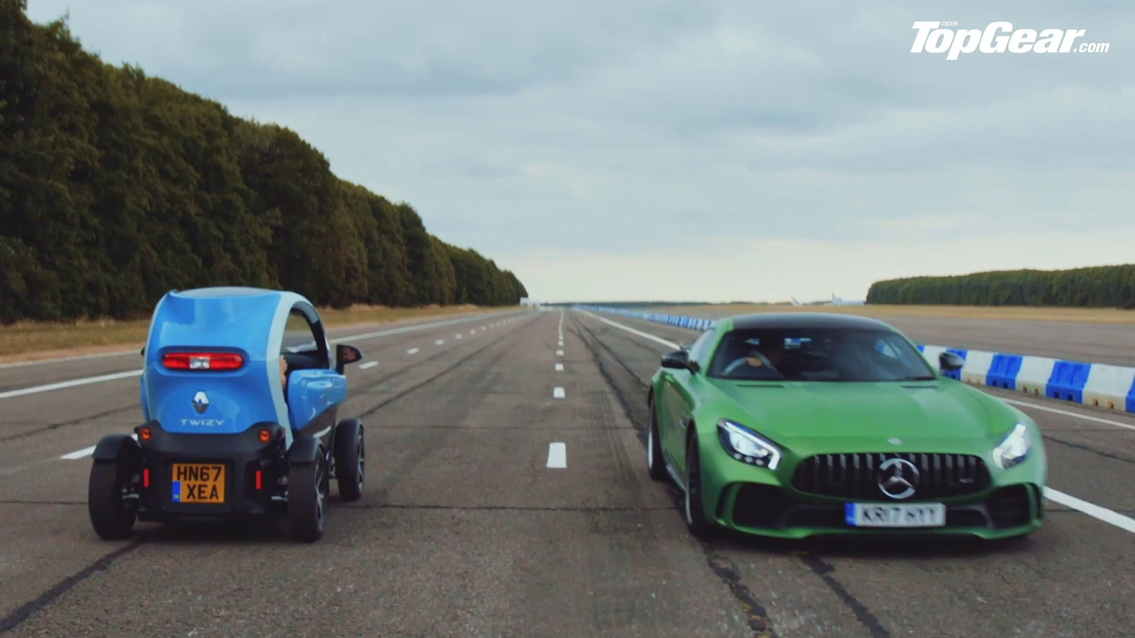 VÍDEO: La Drag Race más loca, un Renault Twizy vs Mercedes AMG GT R ¡marcha atrás!
