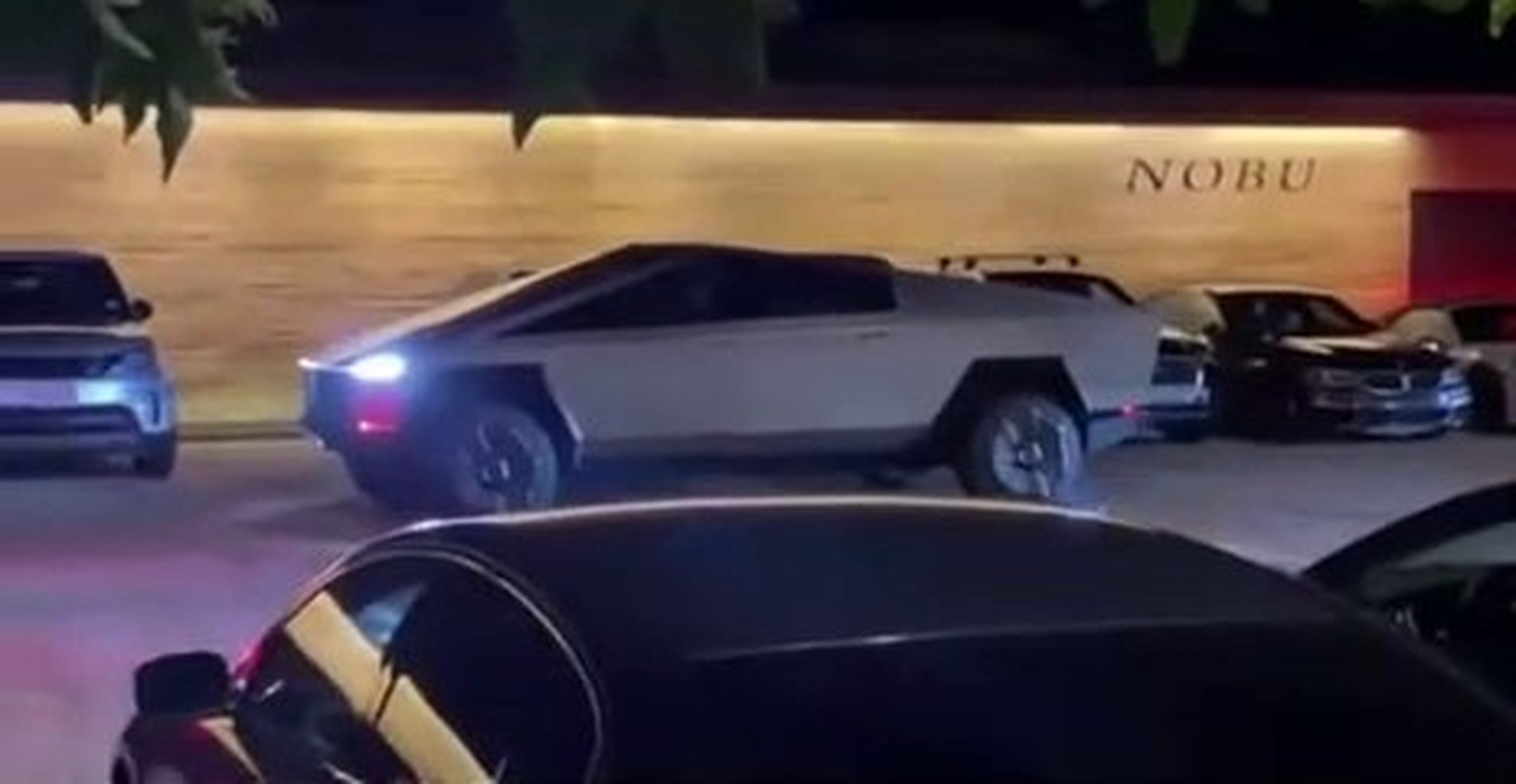 VÍDEO: Elon Musk se choca a la salida de un parking con su Tesla Cybertruck y sigue como si nada