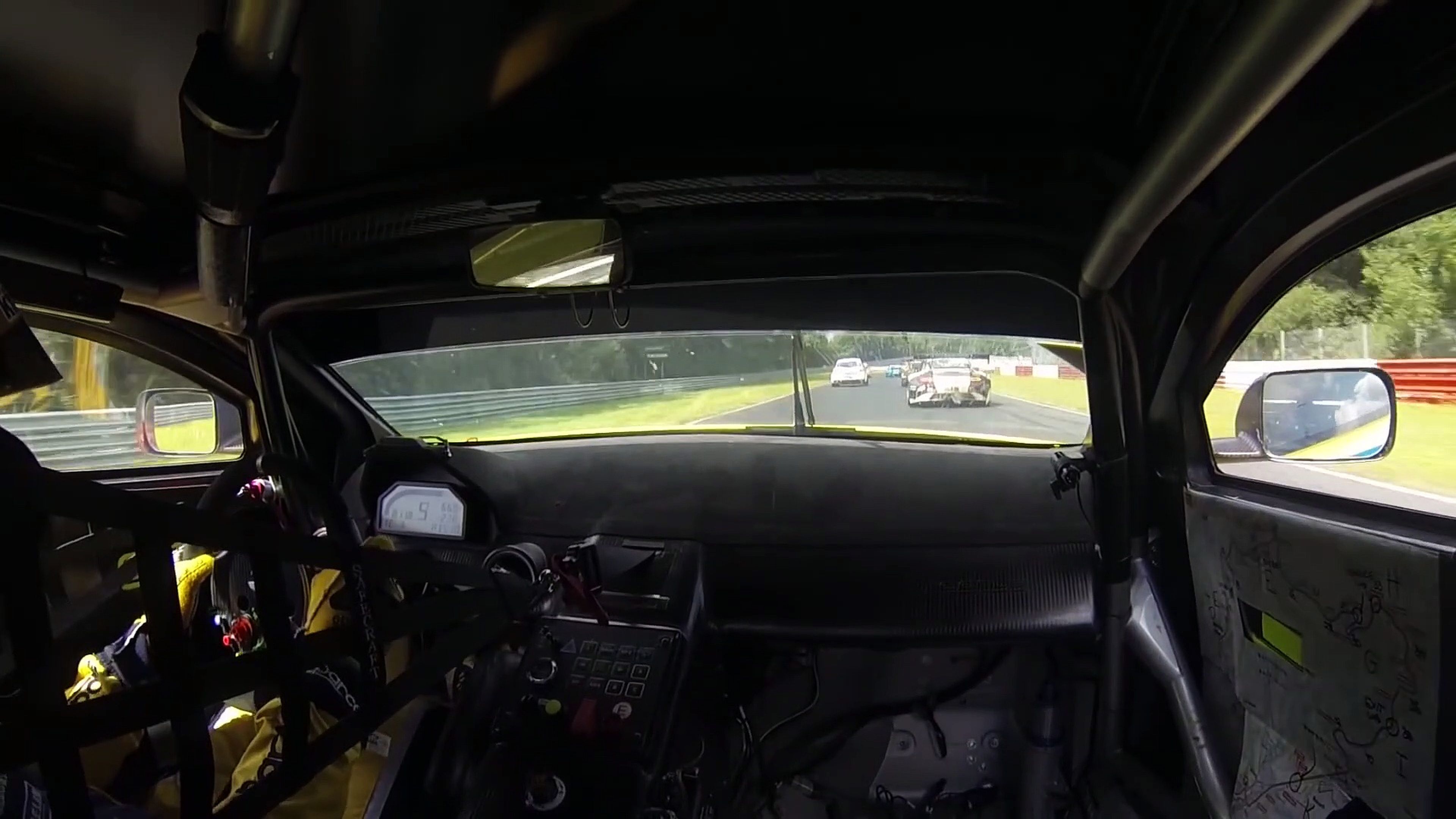 VÍDEO: Espectacular persecución en Nürburgring de un Aston Martin Vantage GT3
