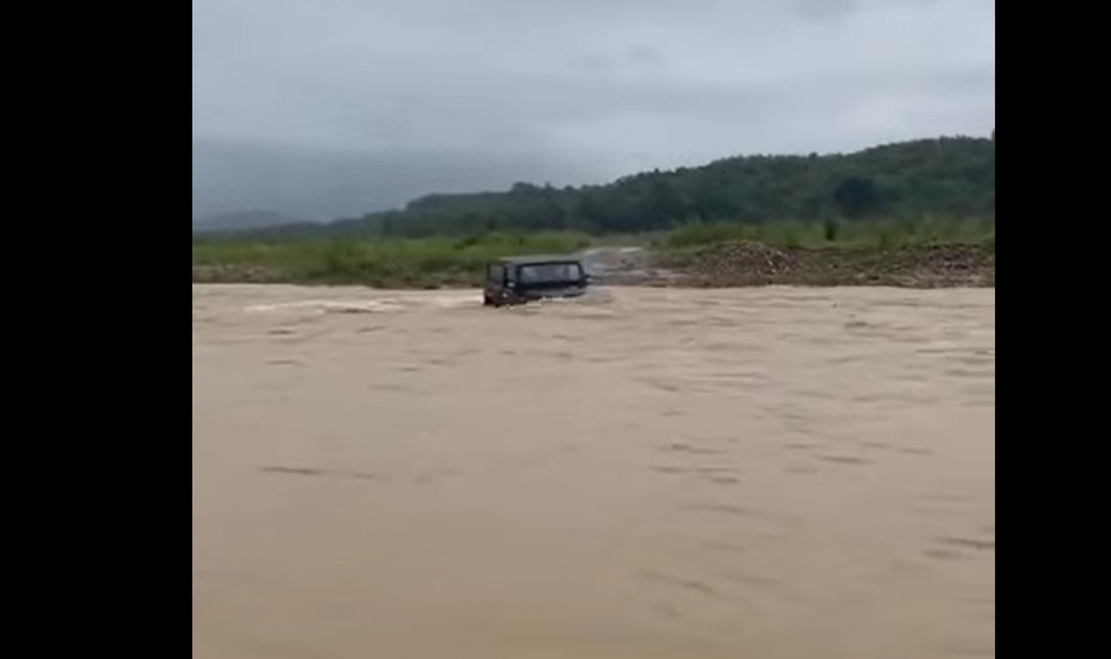 VÍDEO: ¡ESTAMOS LOCOS! Intenta cruzar un río con una fuerte corriente, ¿lo consigue?