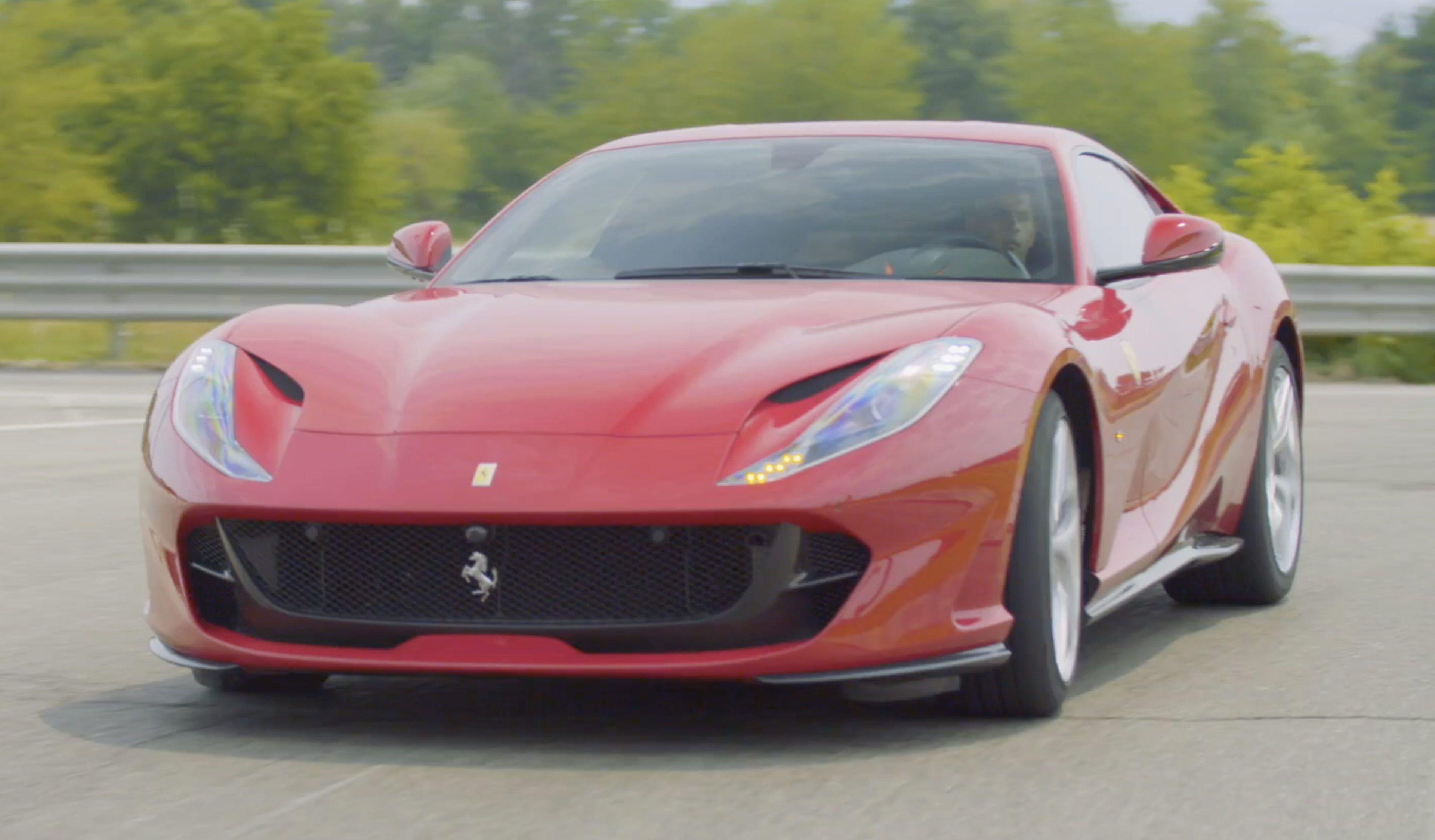 VÍDEO: Ferrari 812 Superfast, solo Chris Harris sabe llevarlo al límite