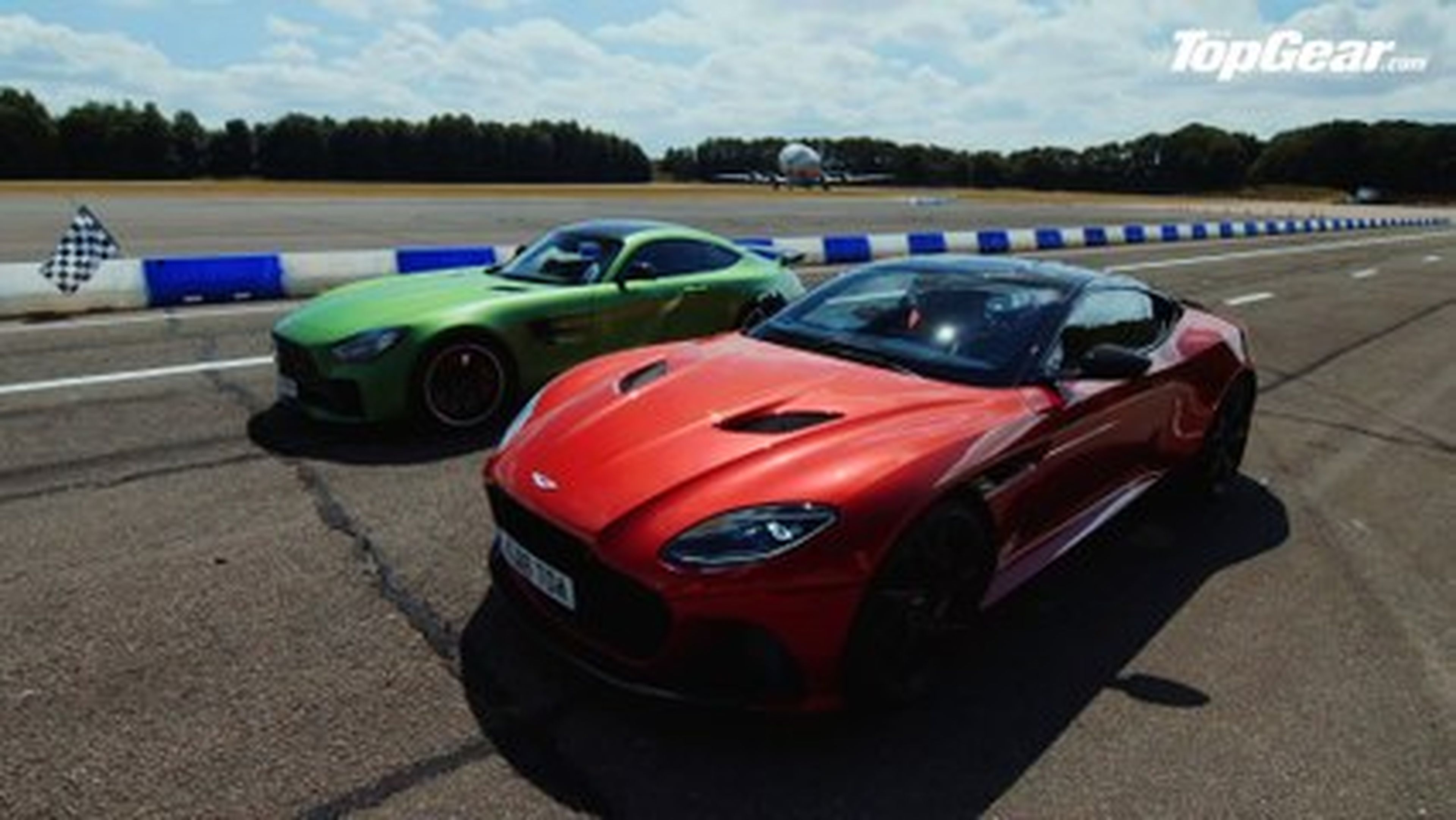 VÍDEO: ¡A fondo! Aston Martin DBS Superleggera vs Mercedes-AMG GT R, ¿cuál gana?