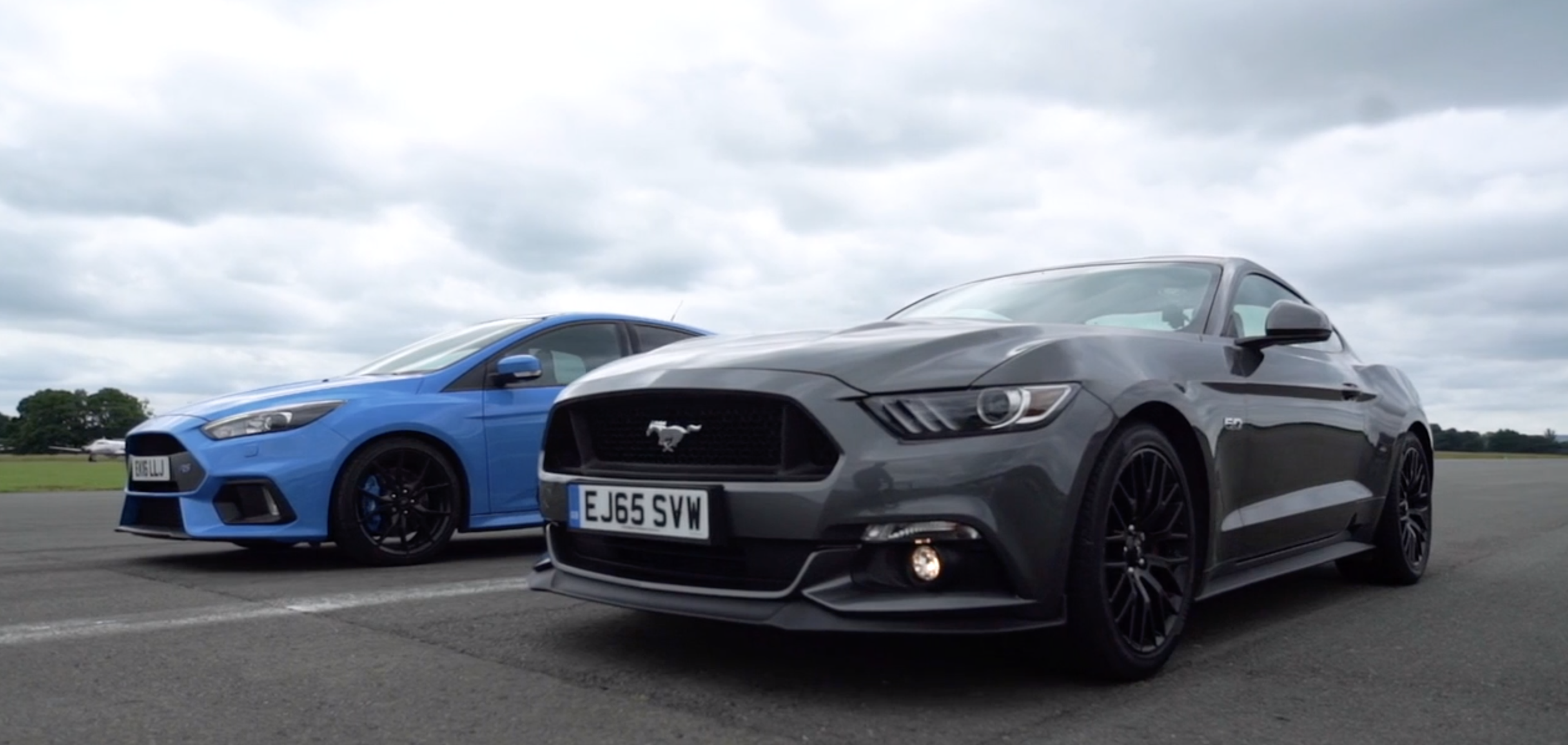 VÍDEO: Ford Focus RS vs Ford Mustang 5.0 V8, ¿cuál gana en aceleración pura?