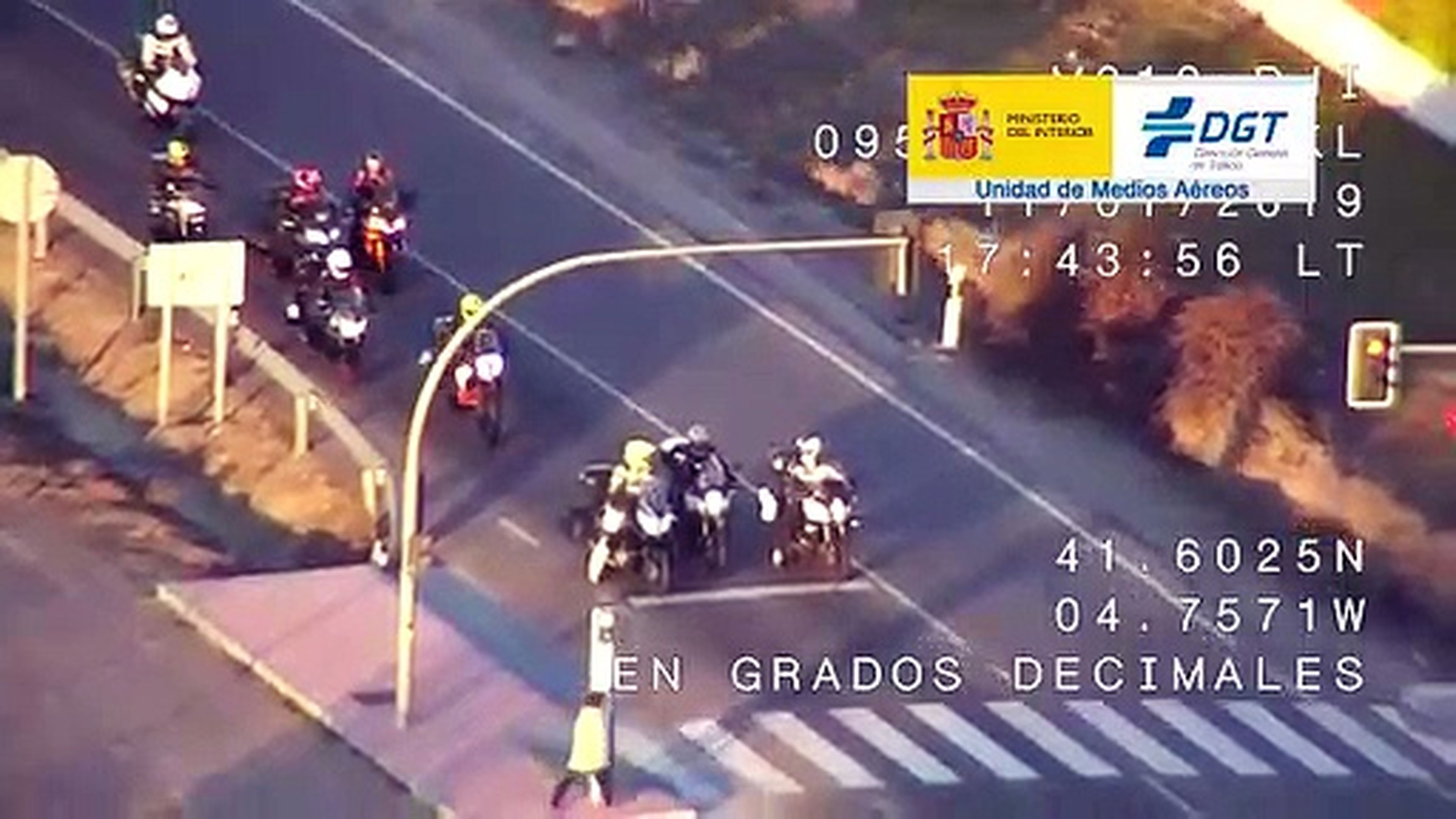 VÍDEO: La Guardia Civil aplaude a estos motoristas (TG)
