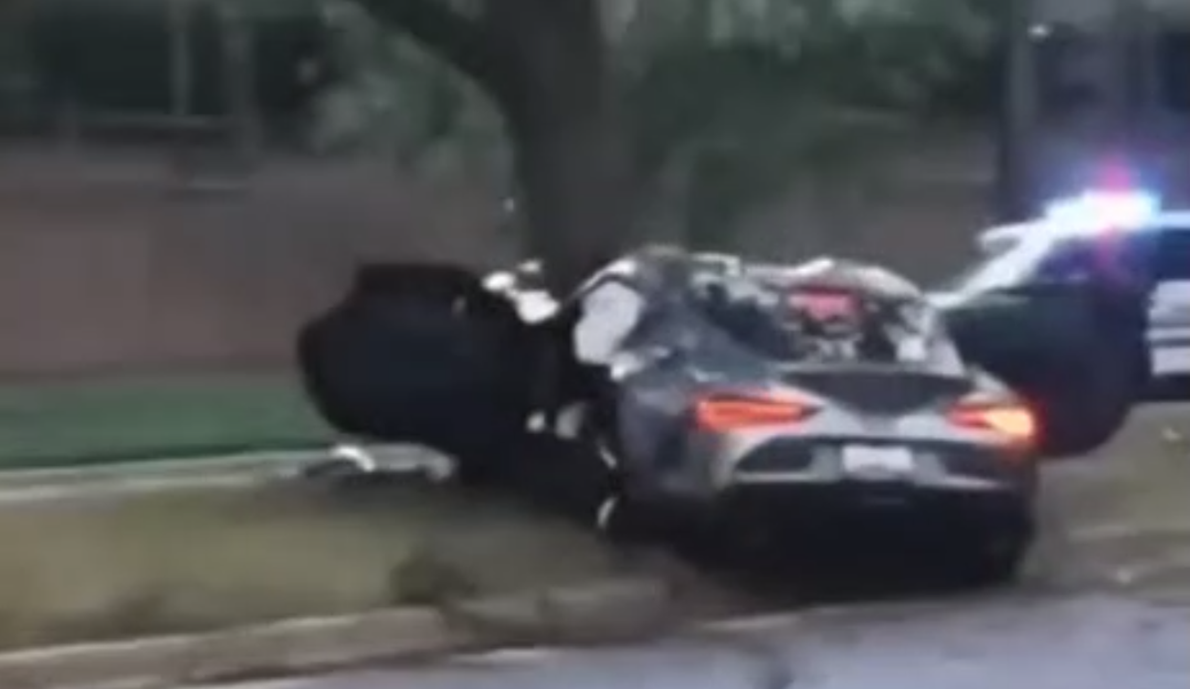 VÍDEO: intenta medir las prestaciones de su Toyota Supra, se le va de atrás y lo revienta contra un árbol