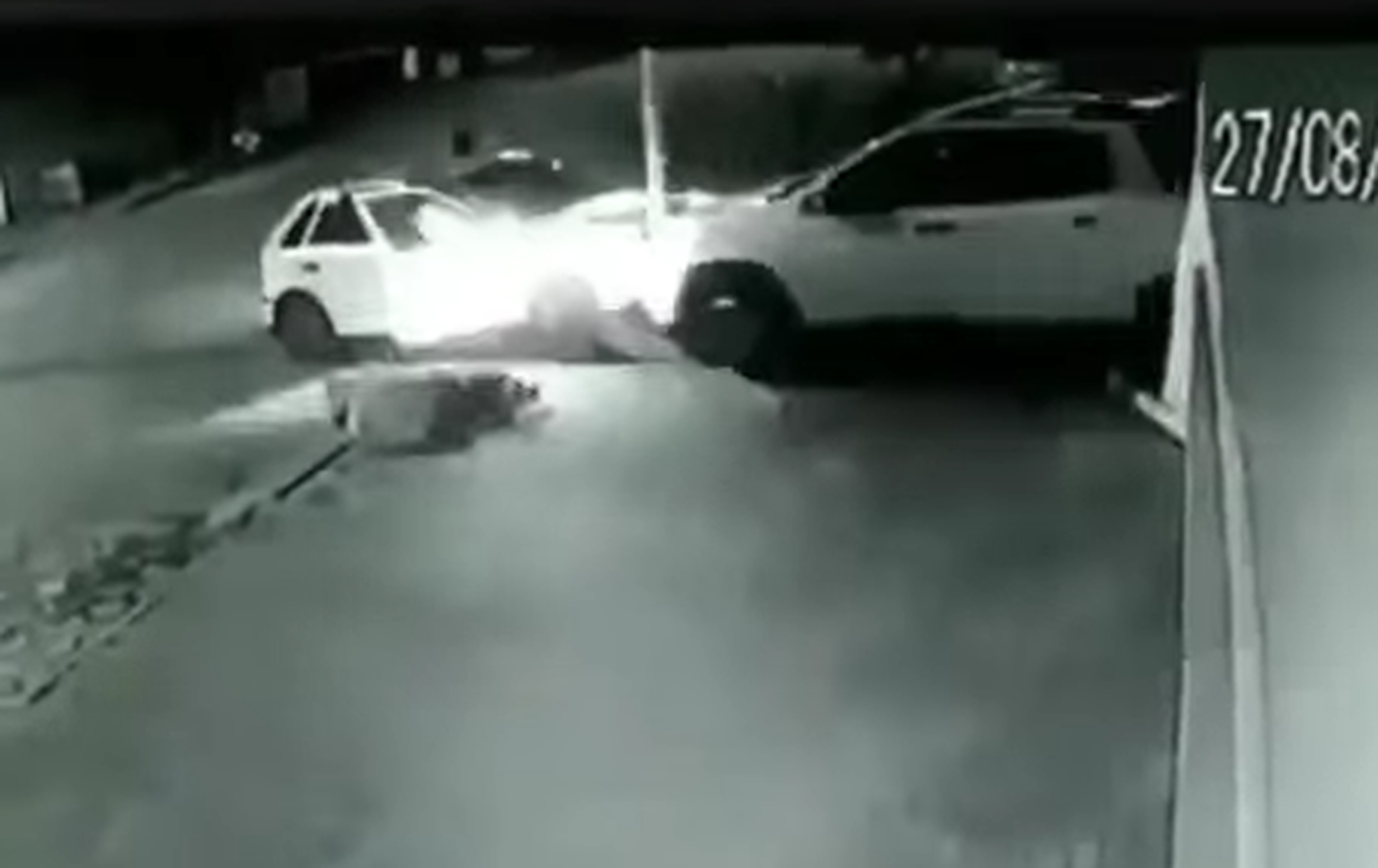 VÍDEO: Le intentan robar y les arrolla con su Fiat Toro