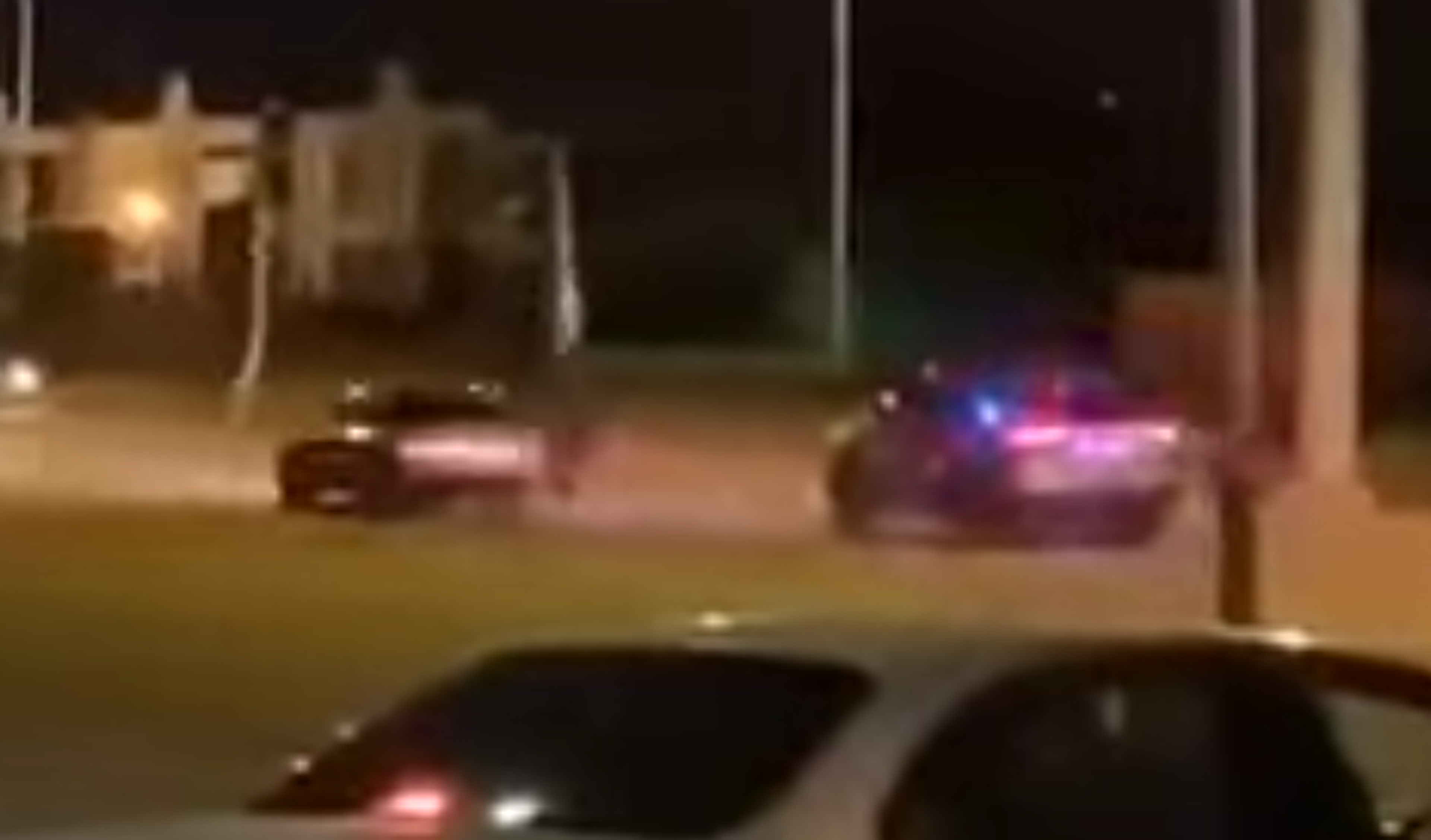 VÍDEO: KARMA instantáneo, sale derrapando de un STOP y le pilla la policía al momento