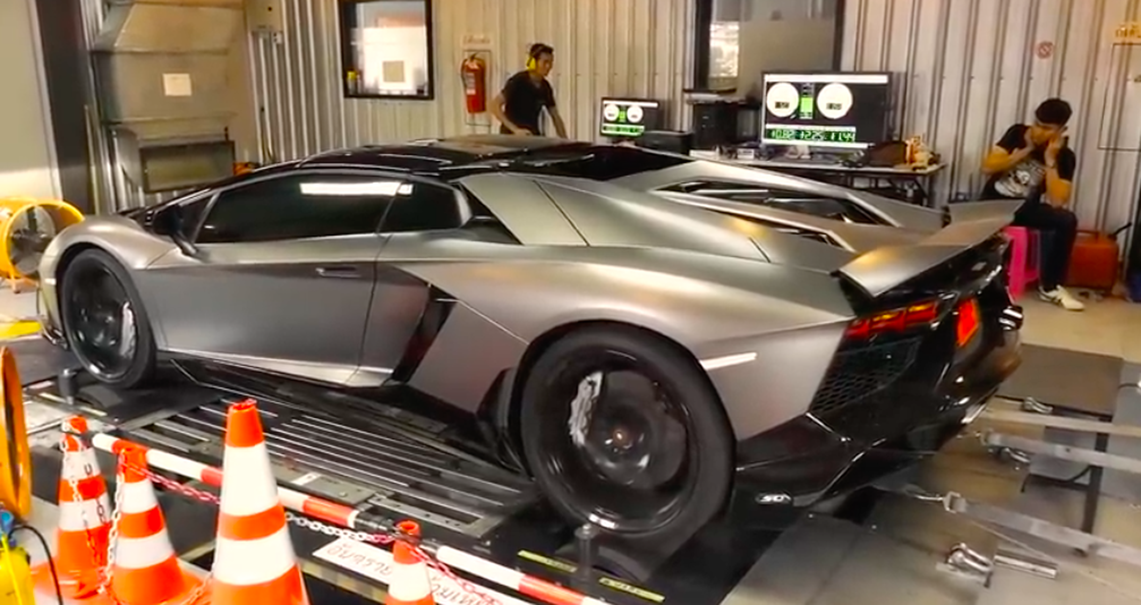 VÍDEO: Este Lamborghini Aventador LP720-4 saca toda su furia para romperte los tímpanos