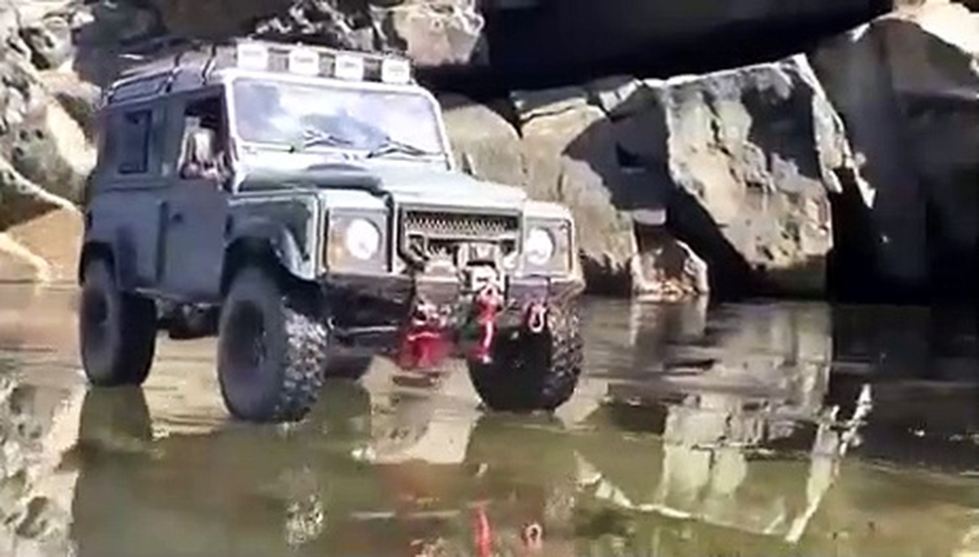 VÍDEO: Un Land Rover Defender por un río helado cristalino... pero hay truco