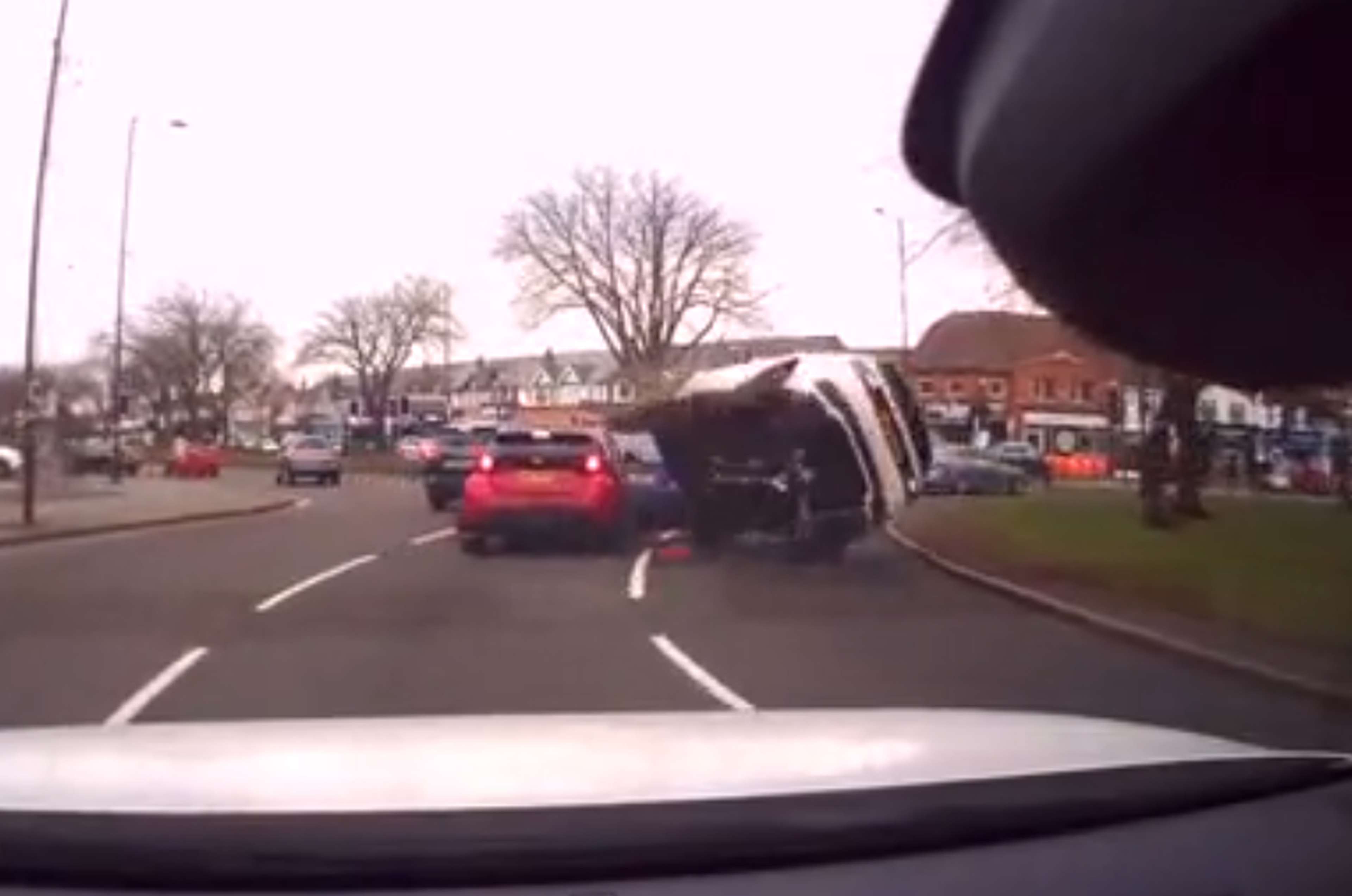 VÍDEO: Este Land Rover Discovery arrolla a un Toyota Yaris y ¡acaba volcando!