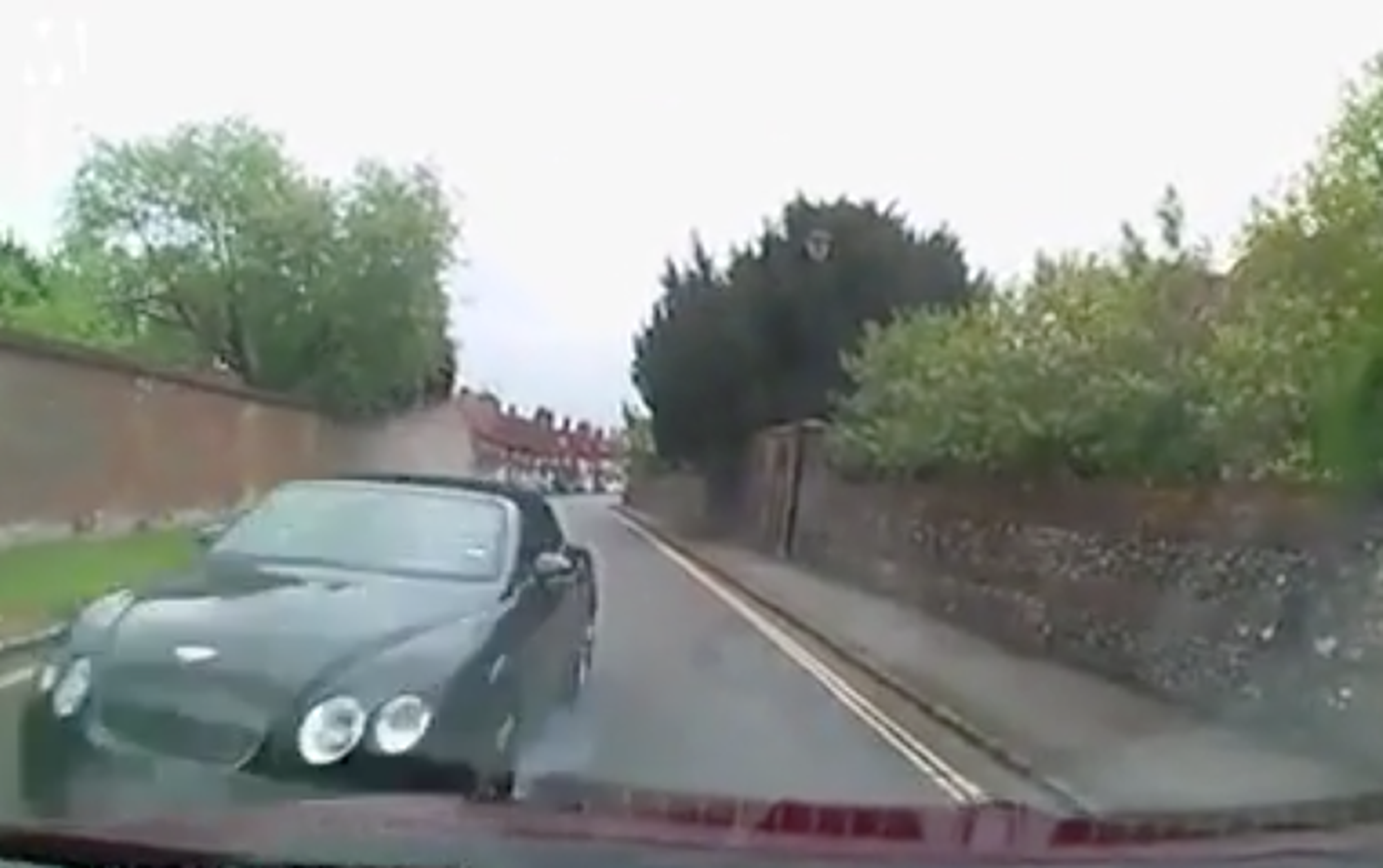 VÍDEO: El listo del día en un Bentley causa este accidente [TG]