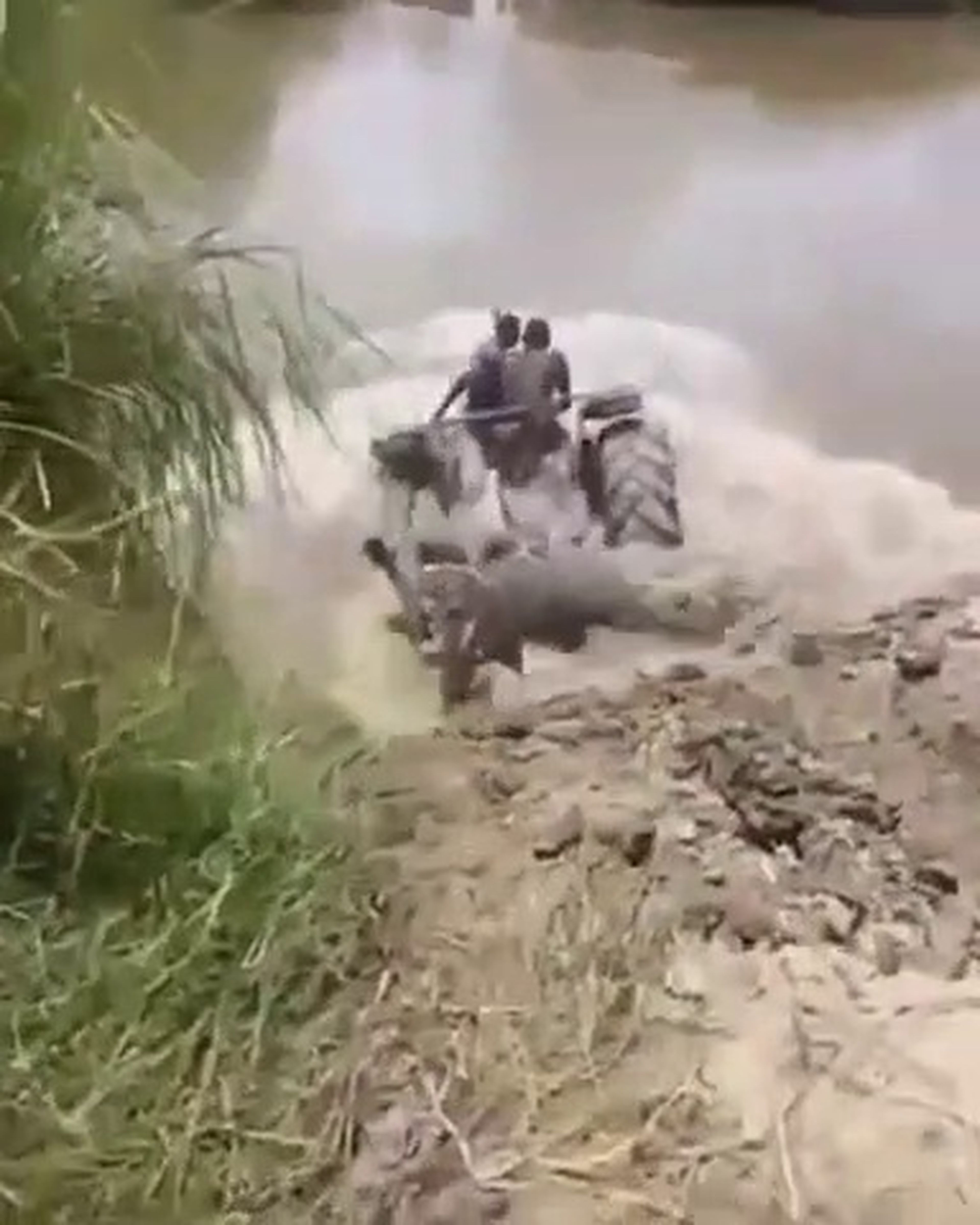 VÍDEO: Unos locos cruzan un río montados en un tractor que ¡desaparece bajo el agua!