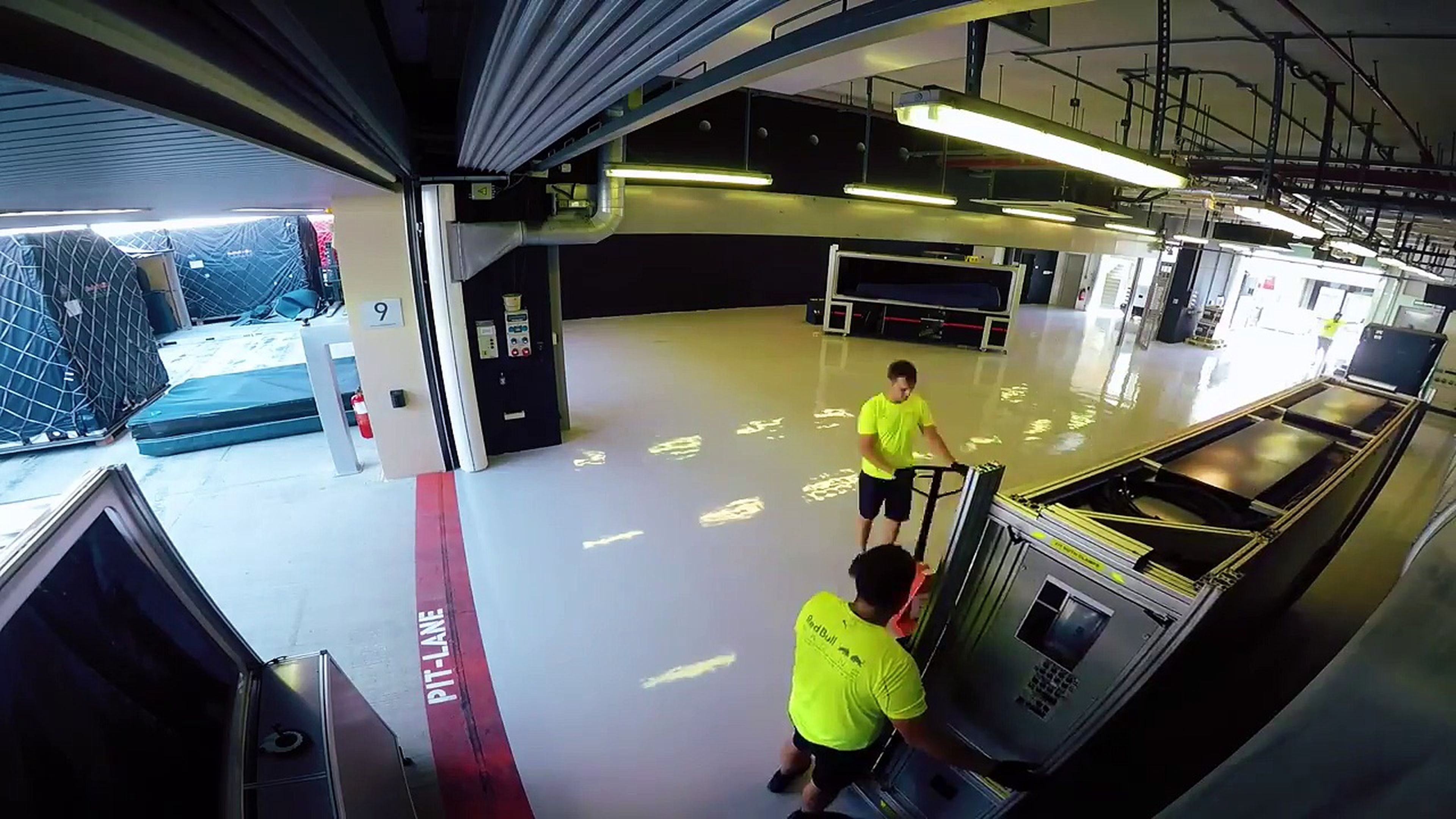 VÍDEO: mira como construyen los garajes de la F1 en Red Bull [TG]