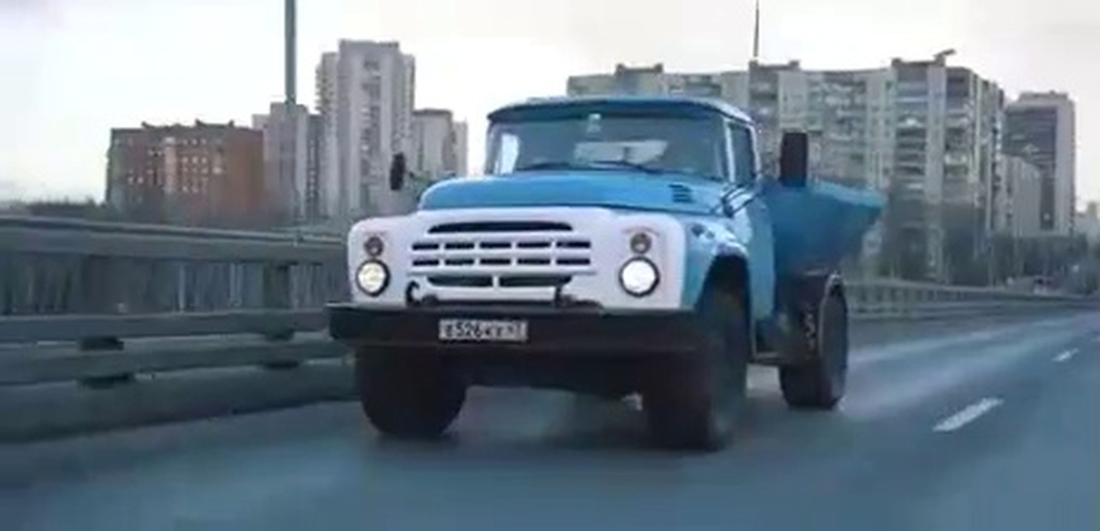 VÍDEO: mira lo que pasa cuando le pones un turbo y más caballos a un camión ruso