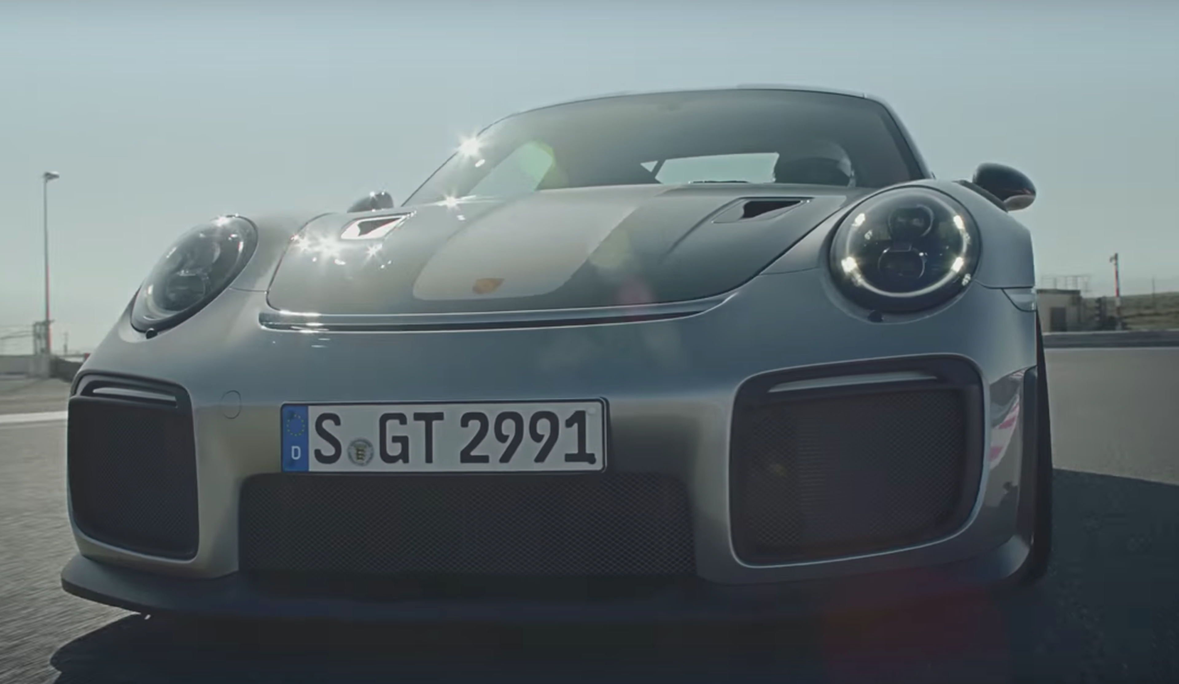 VÍDEO: Mira al Porsche 911 GT2 RS en acción y a disfrutar