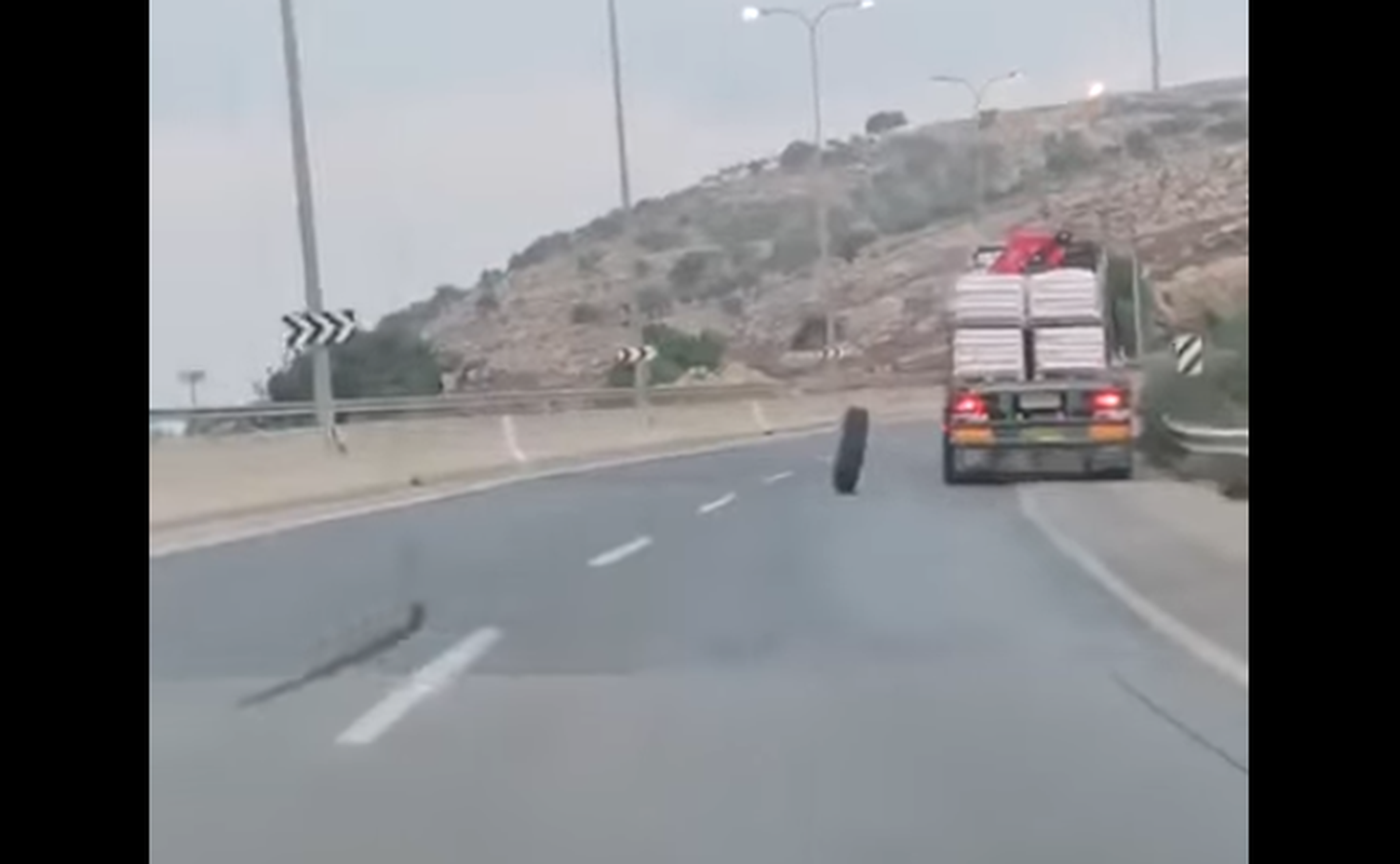 VÍDEO: el neumático de un camión se sale y recorre cientos de metros solo por la autovía
