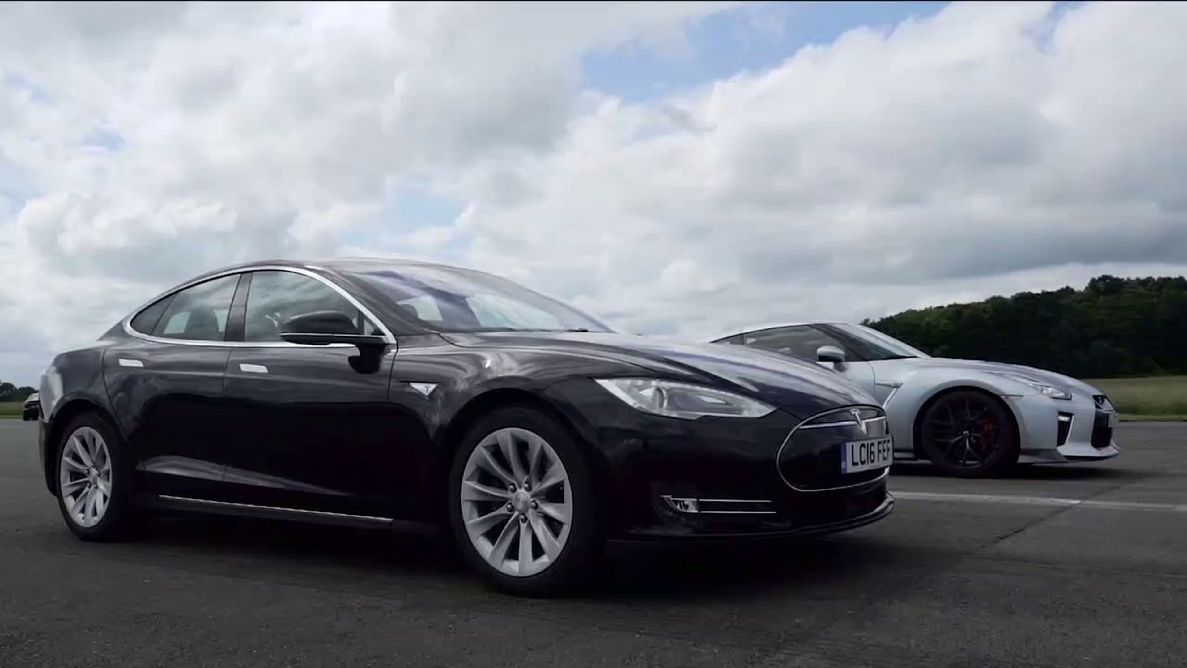VÍDEO: Nissan GT-R vs Tesla Model S P90D, ¿Cuál acelera más? Descúbrelo