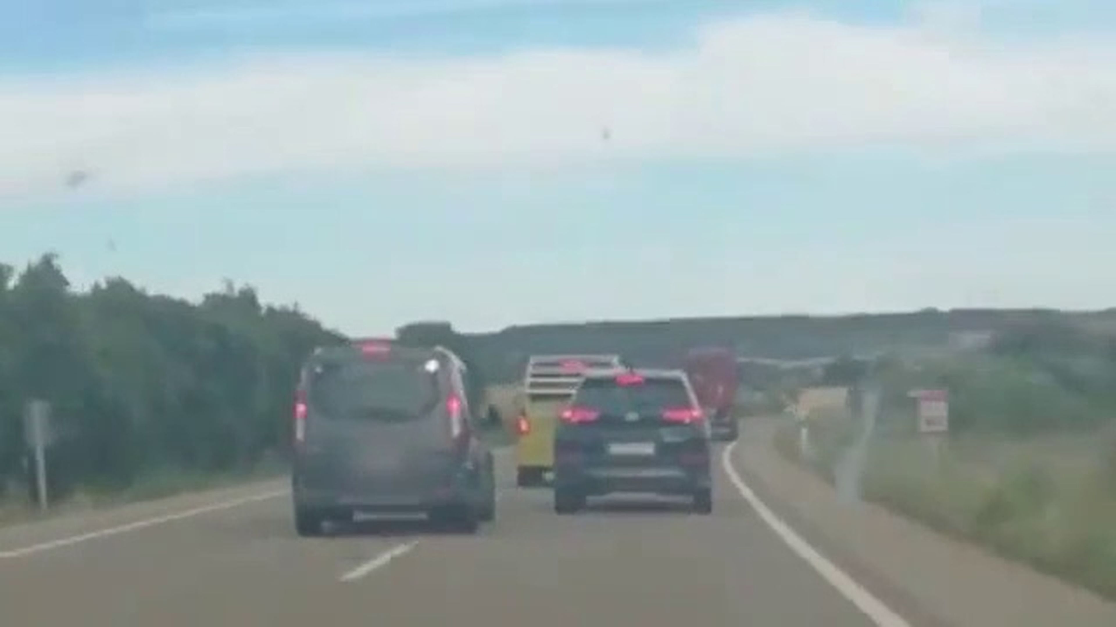 VÍDEO: Esto pasa cuando se juntan dos locos al volante ¡casi provocan un accidente!