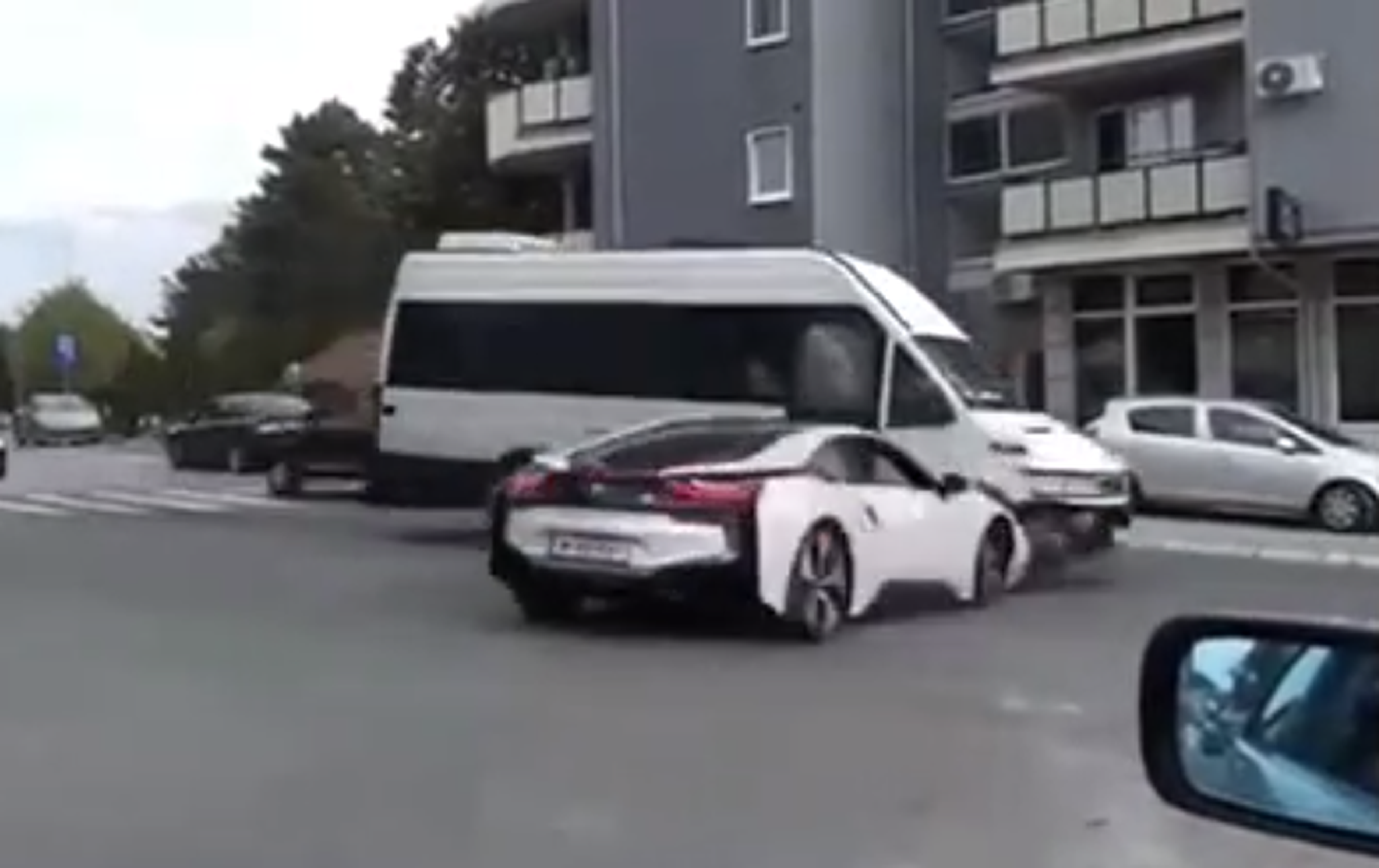 VÍDEO: Y esto es lo que pasa cuando vas empanado con tu BMW i8 recién estrenado