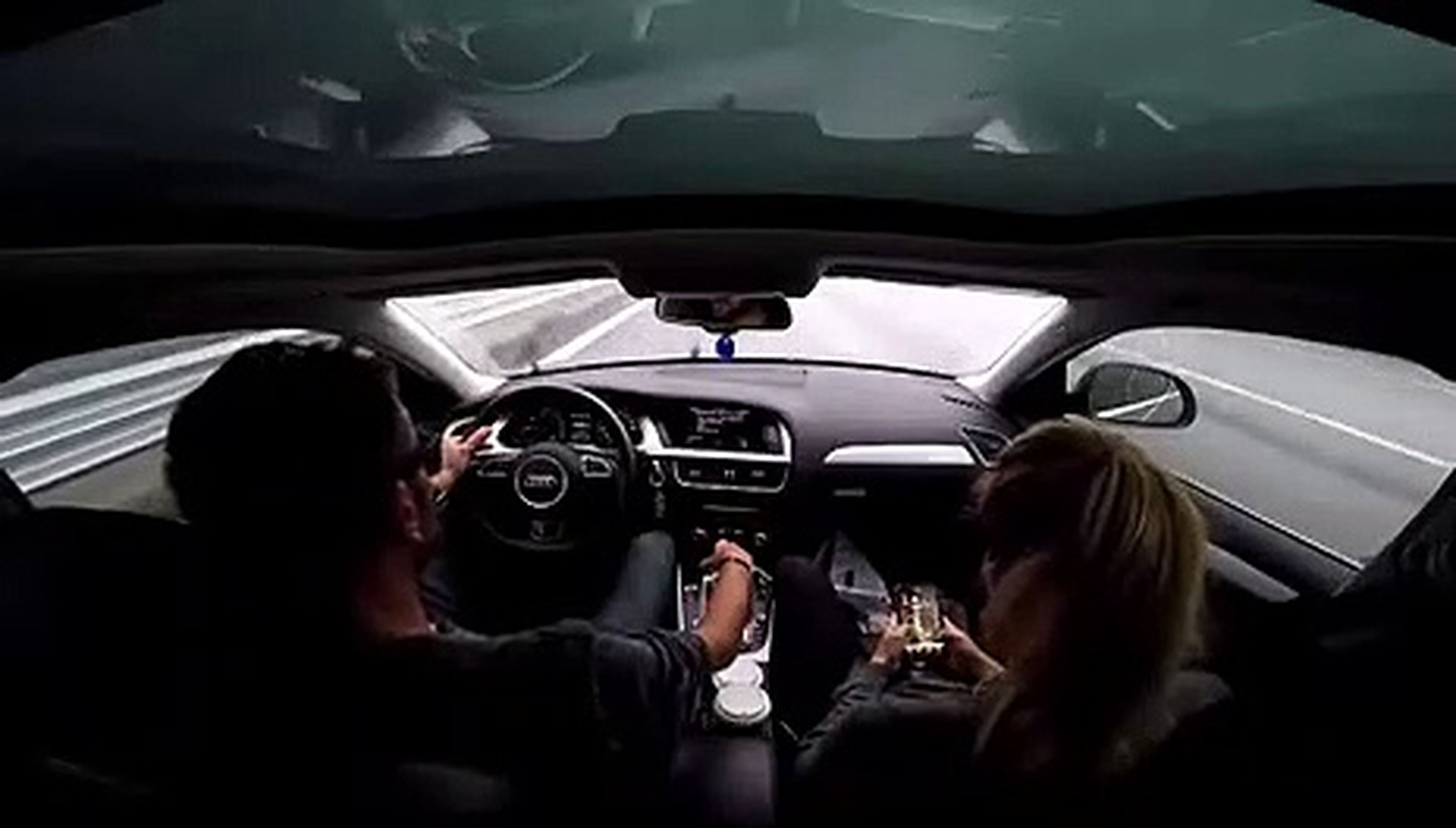 VÍDEO: Pierde el control de su coche a 140 km/h y lo controla... ¡Vaya crack!