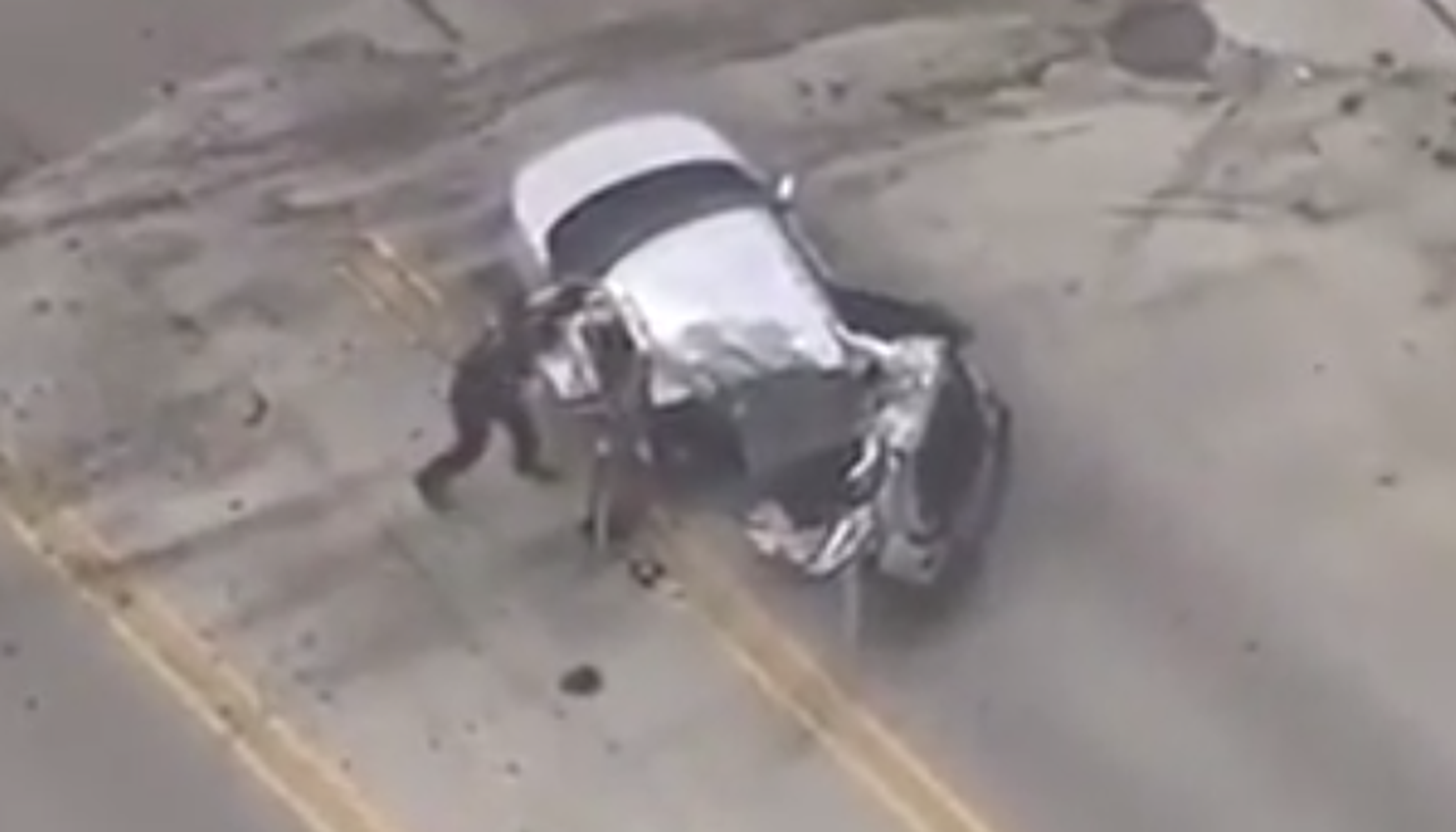 VÍDEO: Pierde el control por una persecución y se estrella contra un árbol que parte su coche en dos
