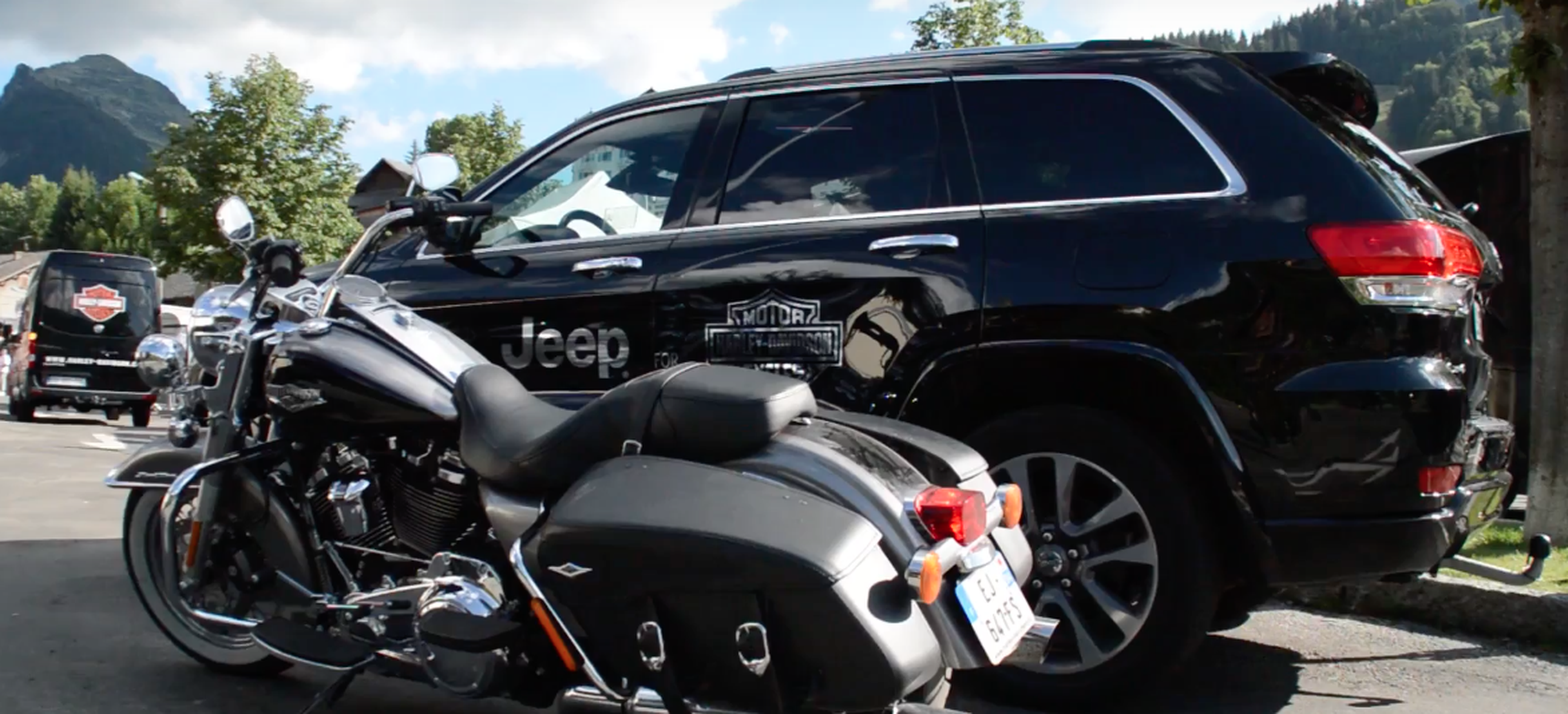 VÍDEO: ¿Qué pueden hacer juntos Jeep y Harley Davidson en los Alpes? ¡Pues eso! Liarla… [TG]