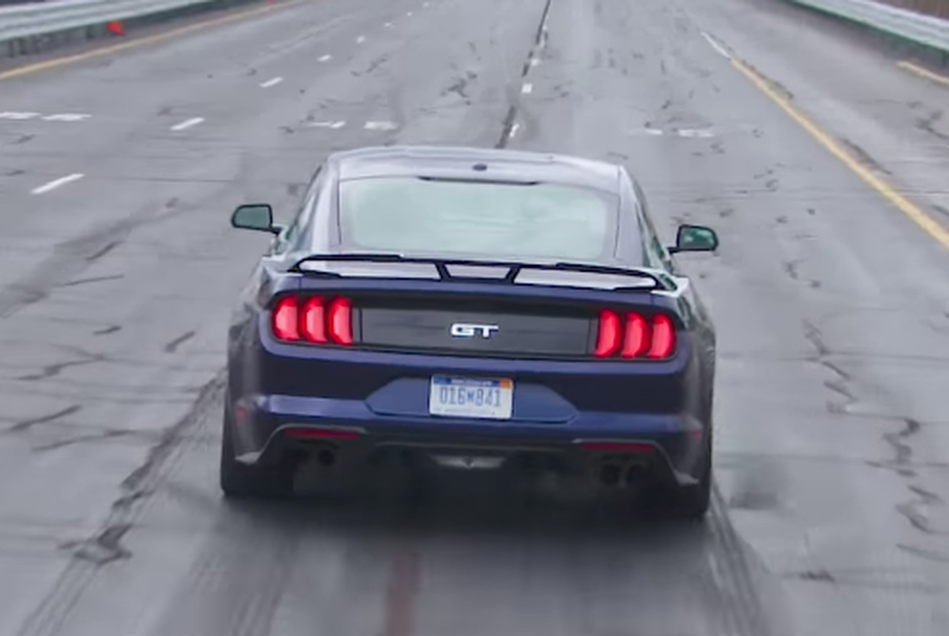 VÍDEO: ¿Qué puedes hacer mientras acelera un Ford Mustang? [TG]