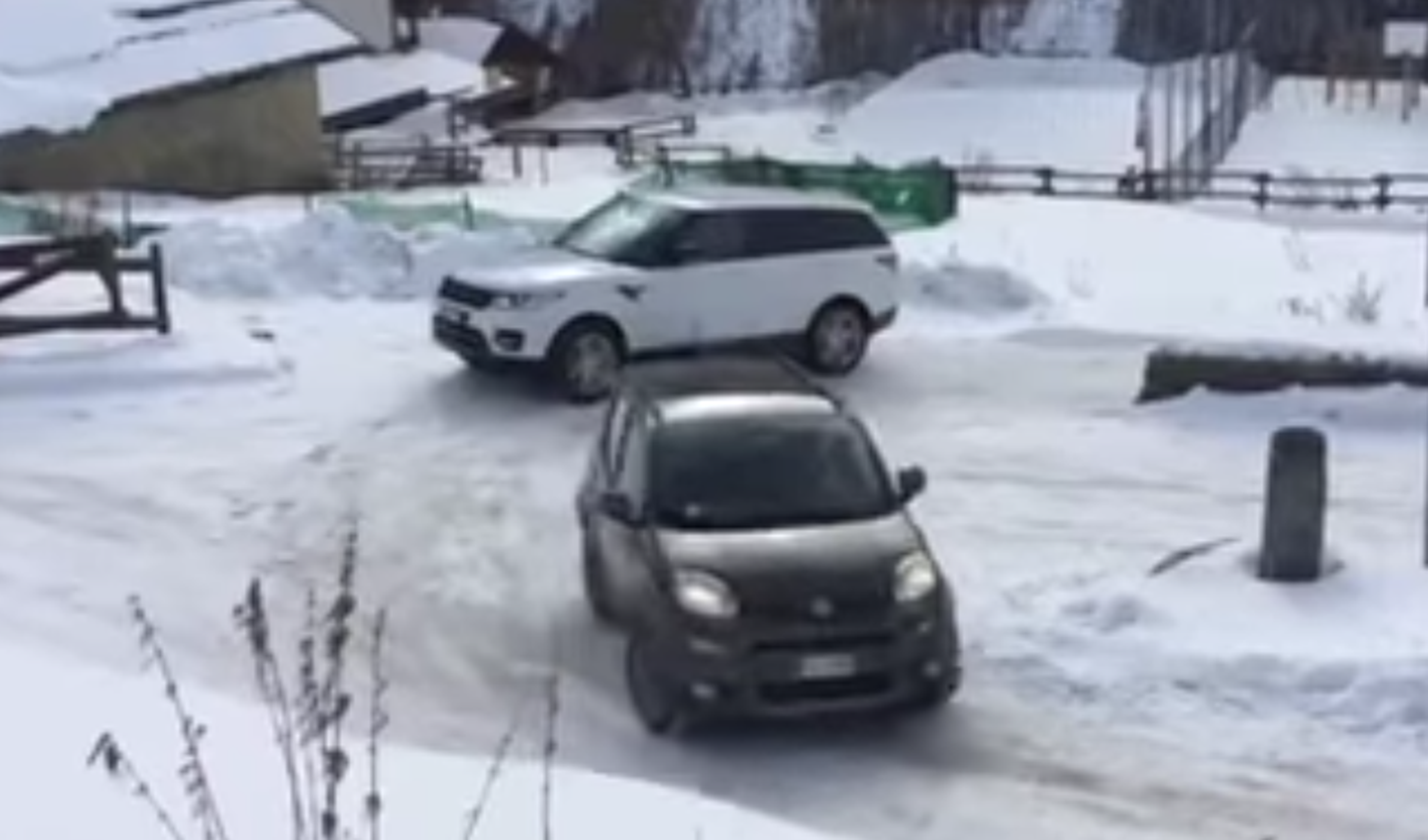 VÍDEO: un Range Rover Sport es humillado por un Fiat Panda en nieve, ¡de risa!
