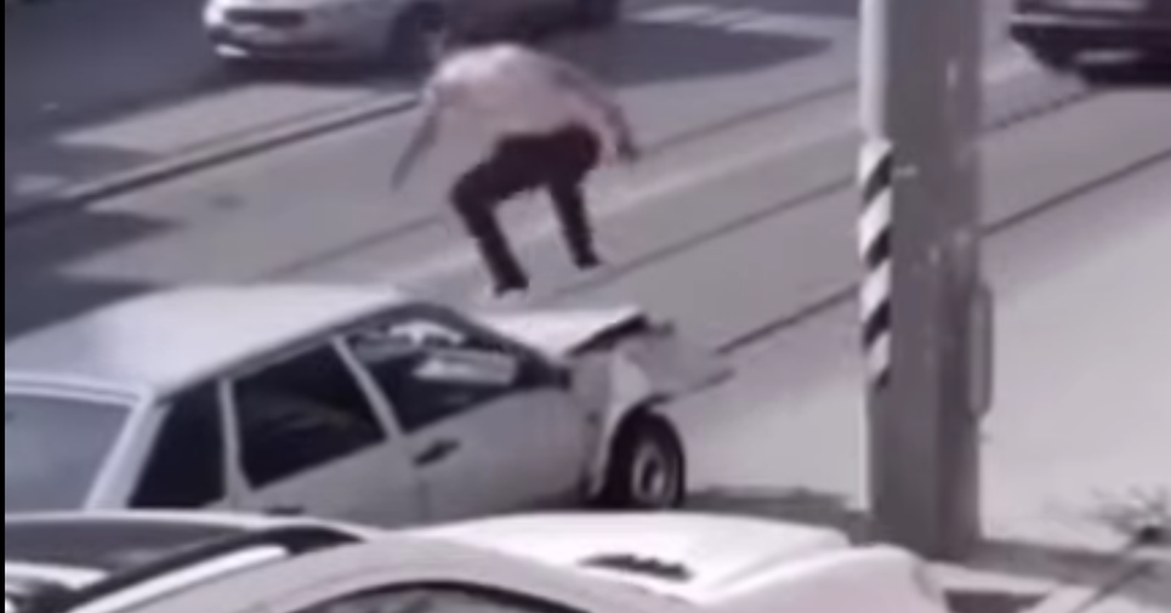 VÍDEO: REVIENTA su coche contra una FAROLA y lo intenta arreglar IN SITU con unos golpecitos aquí y allá