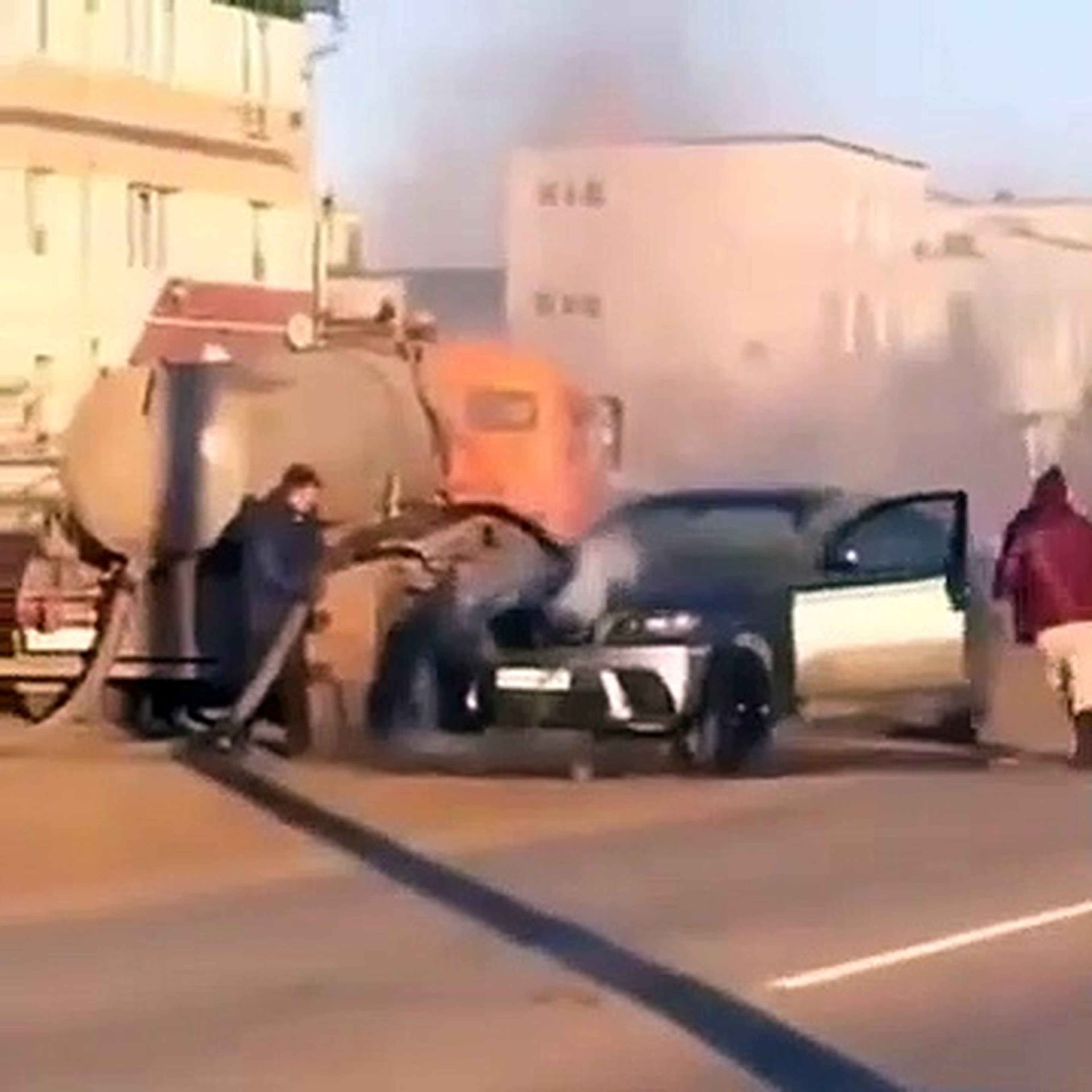 VÍDEO: En Rusia extinguen un BMW X5 incendiado de la forma más cutre posible