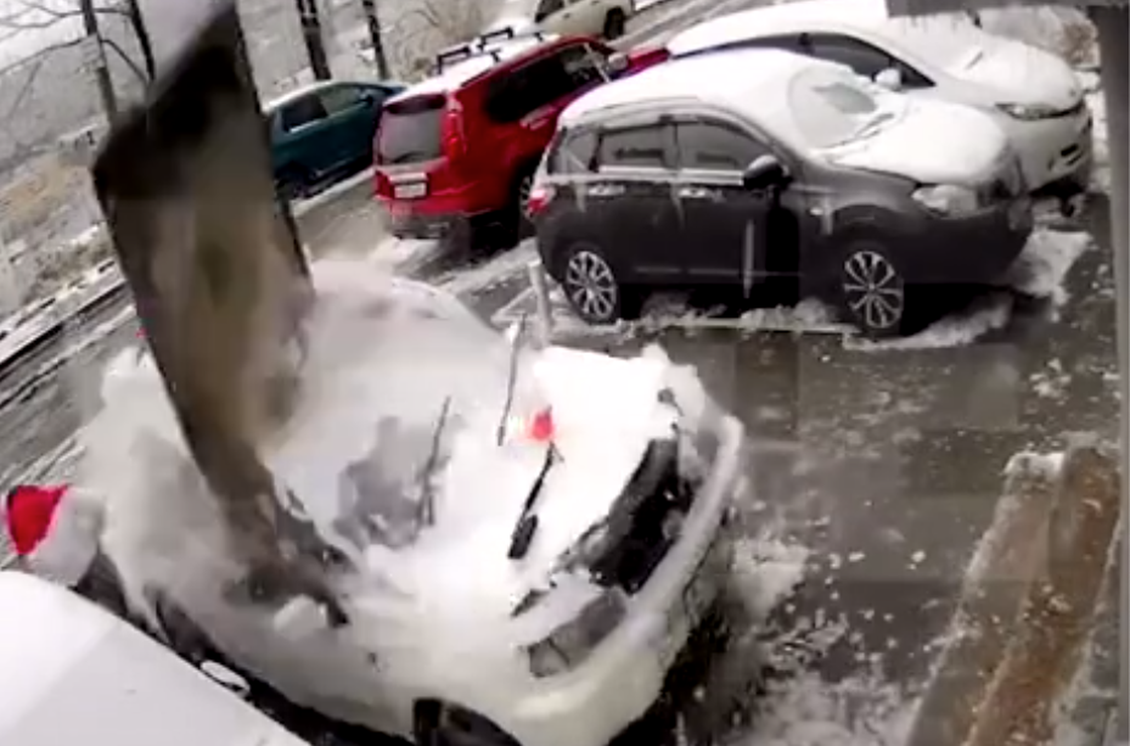 VÍDEO: En RUSIA se salva de MILAGRO de ser aplastado por una plancha de acero que destroza su coche