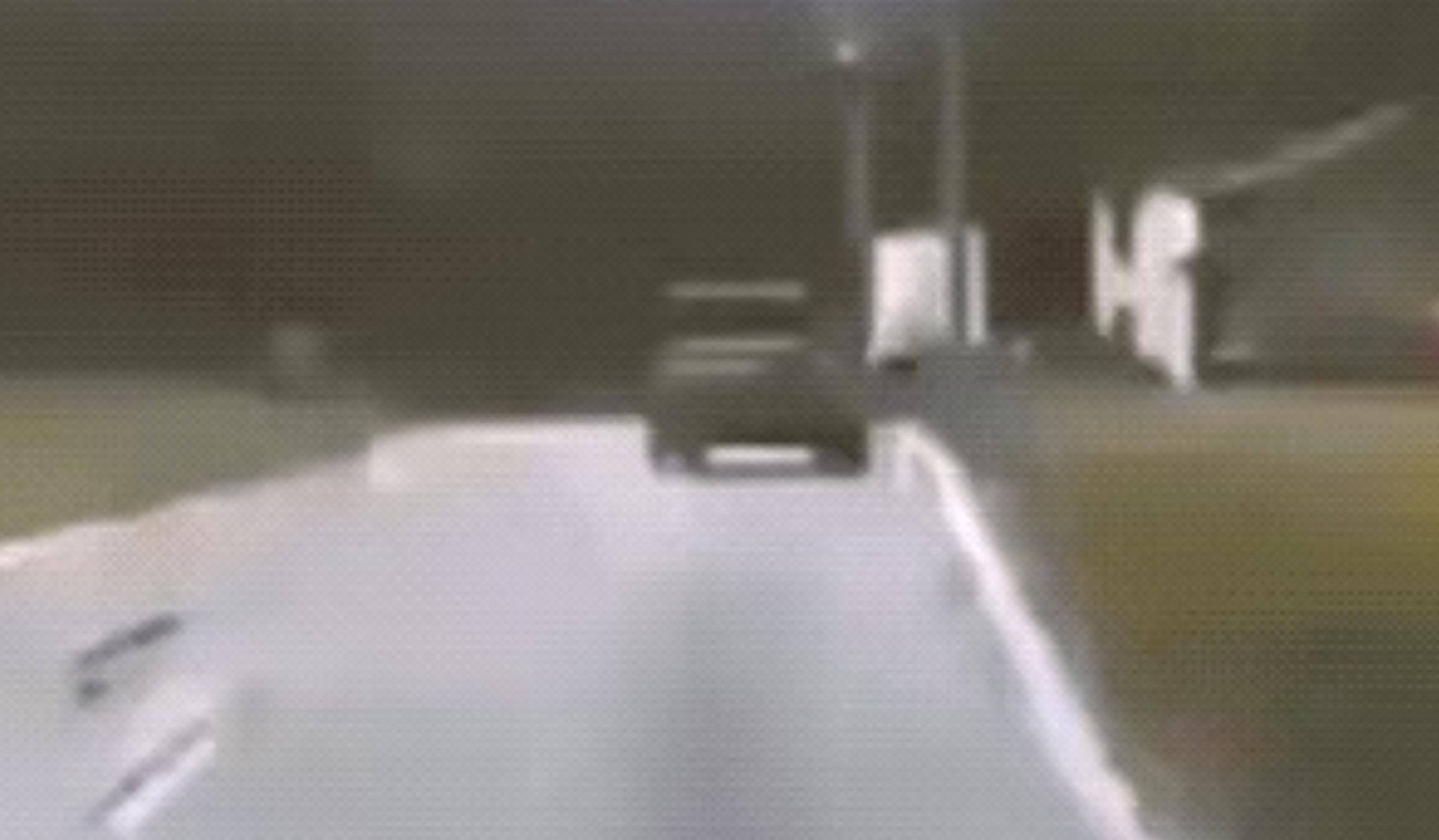 VÍDEO: se sale de la calzada, es catapultado y aterriza de lleno dentro de un camión