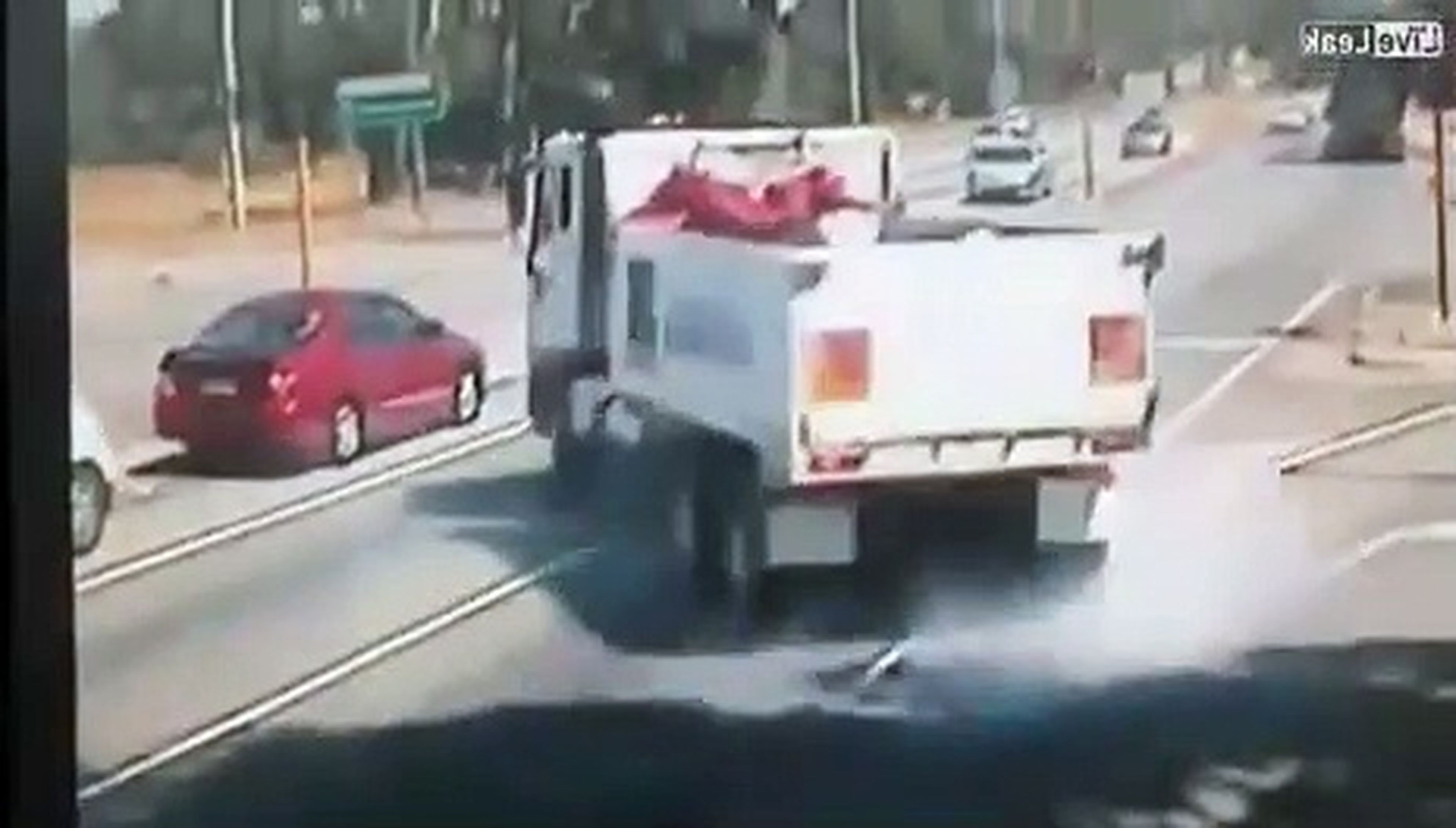 VÍDEO: Esta es la salvada más espectacular del año y la hace un camión