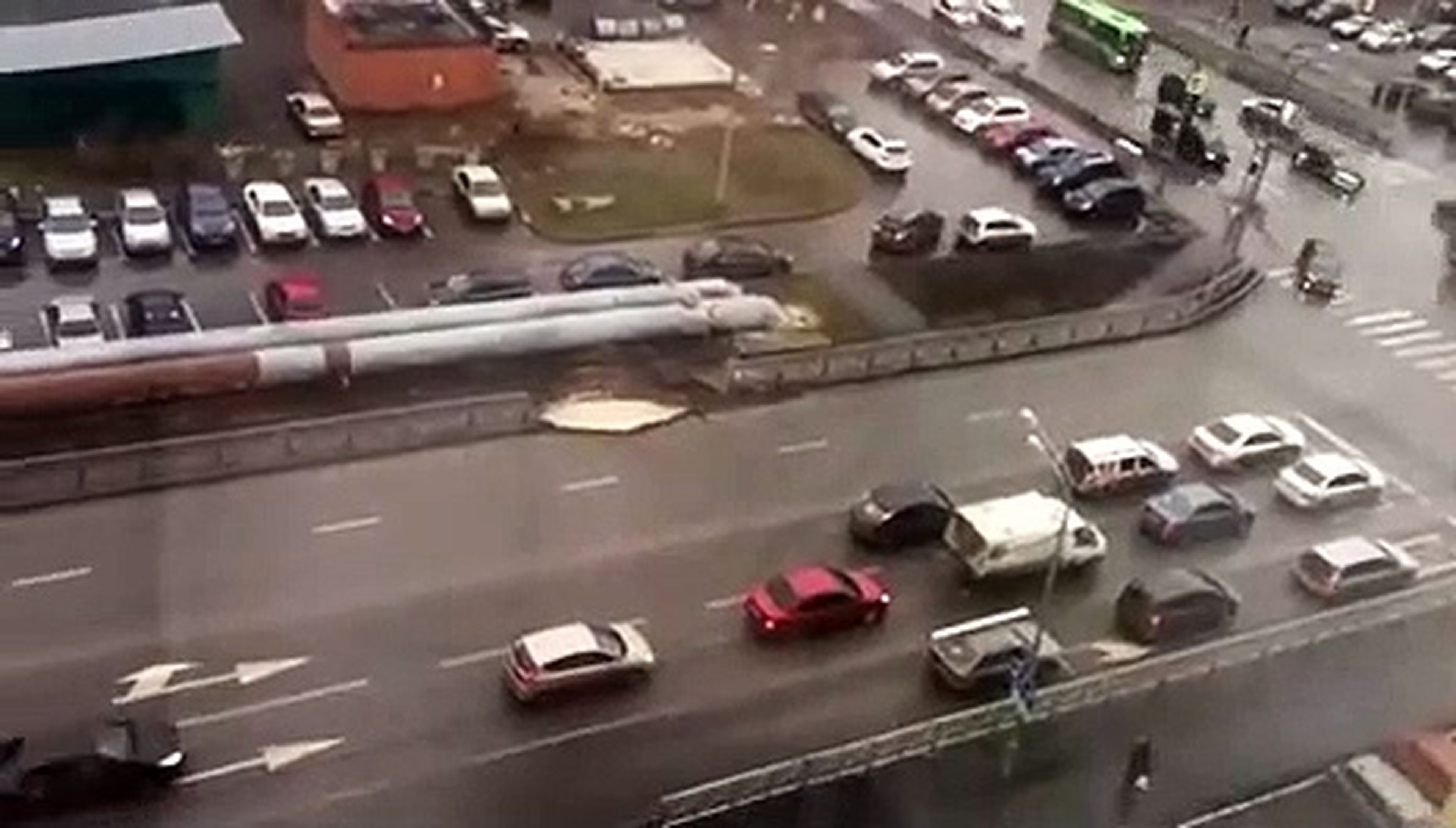 VÍDEO: solo en Rusia, se abre la tierra por la mitad de una calle con coches pasando