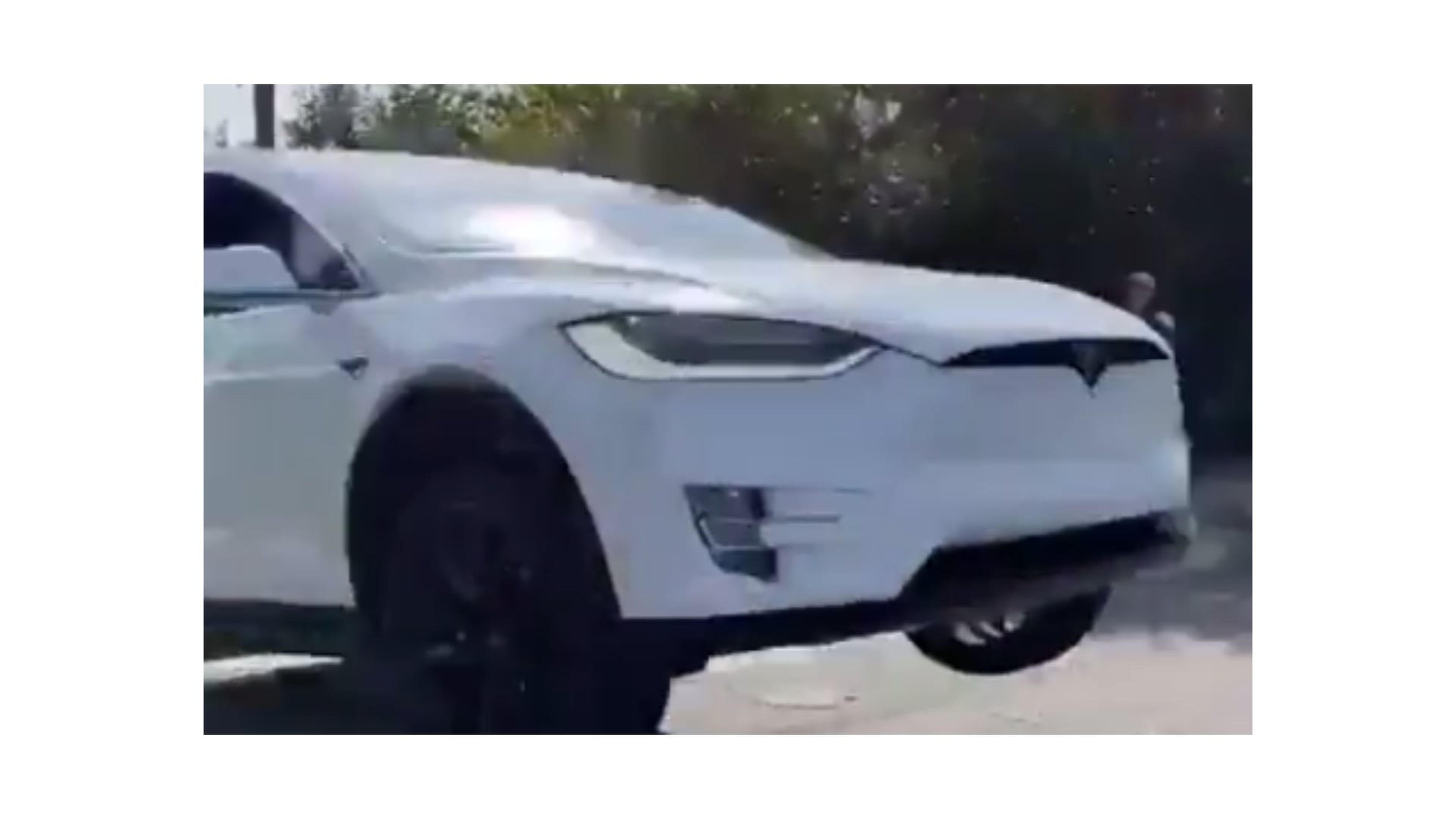 VÍDEO: un Tesla Model X sale volando literalmente en un cambio de rasante