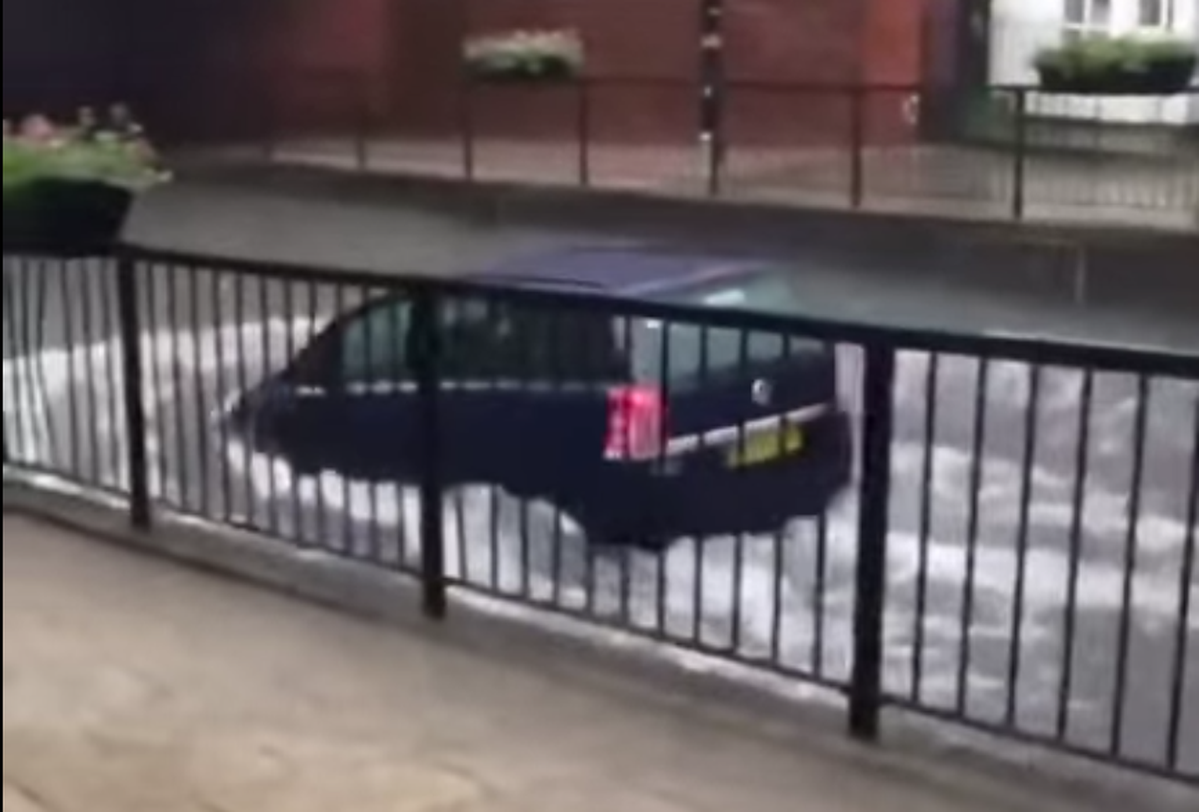 VÍDEO: El TONTO del día se mete en un túnel inundado creyendo que su coche sobrevivirá