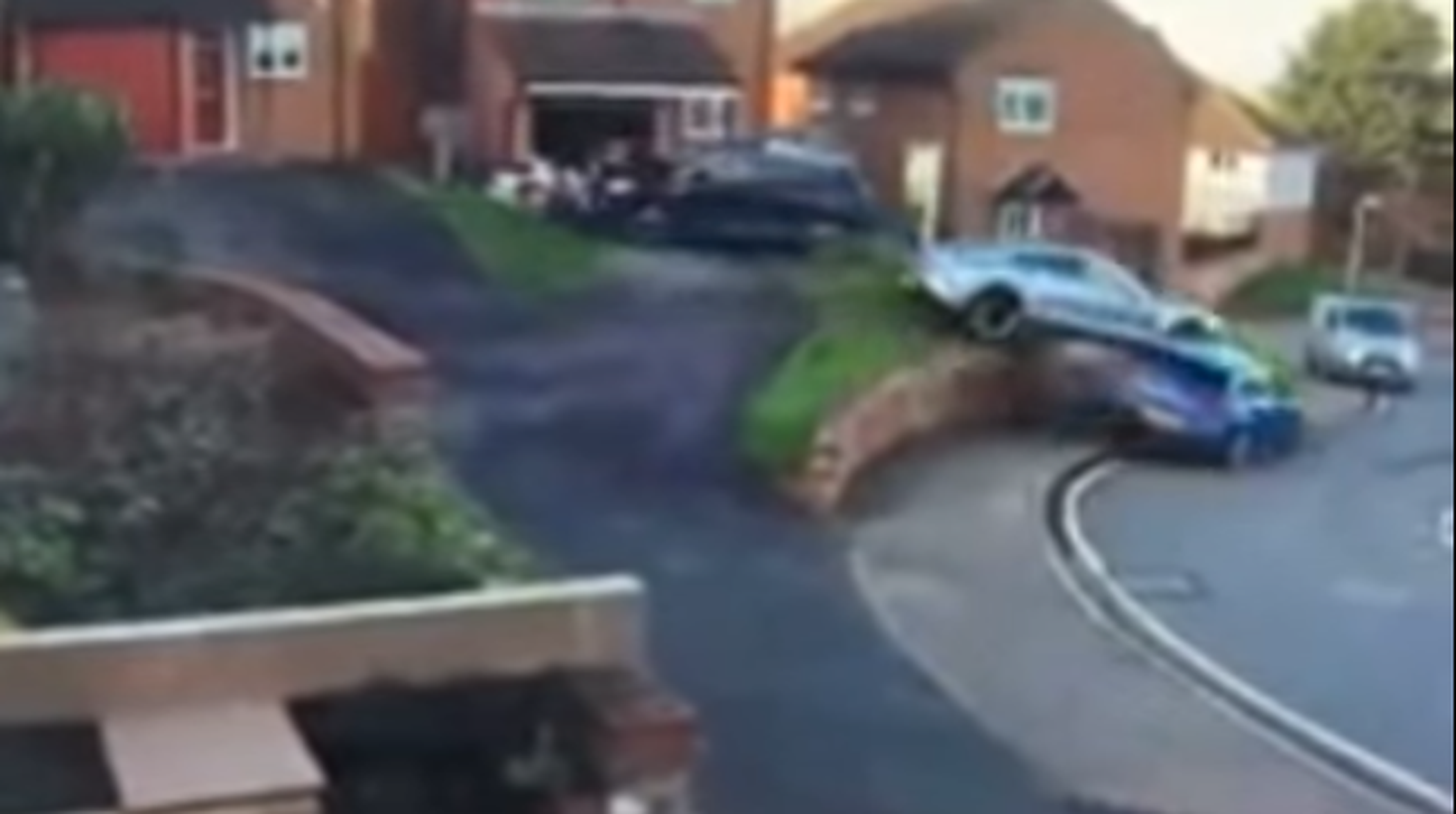 VÍDEO: ¡Torpeza! Llegas a casa, vas a aparcar tu reluciente Porsche TAYCAN... ¡y lo revientas!