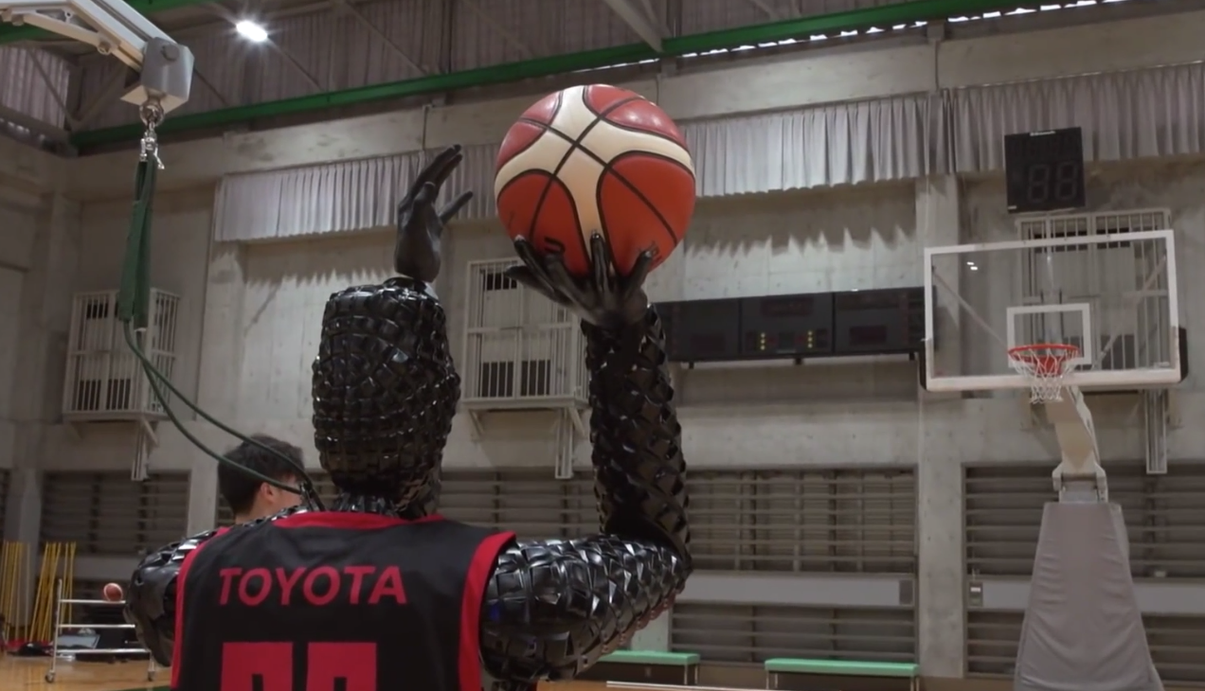 VÍDEO: Toyota CUE3, no es un coche, es un robot que es un crack al baloncesto
