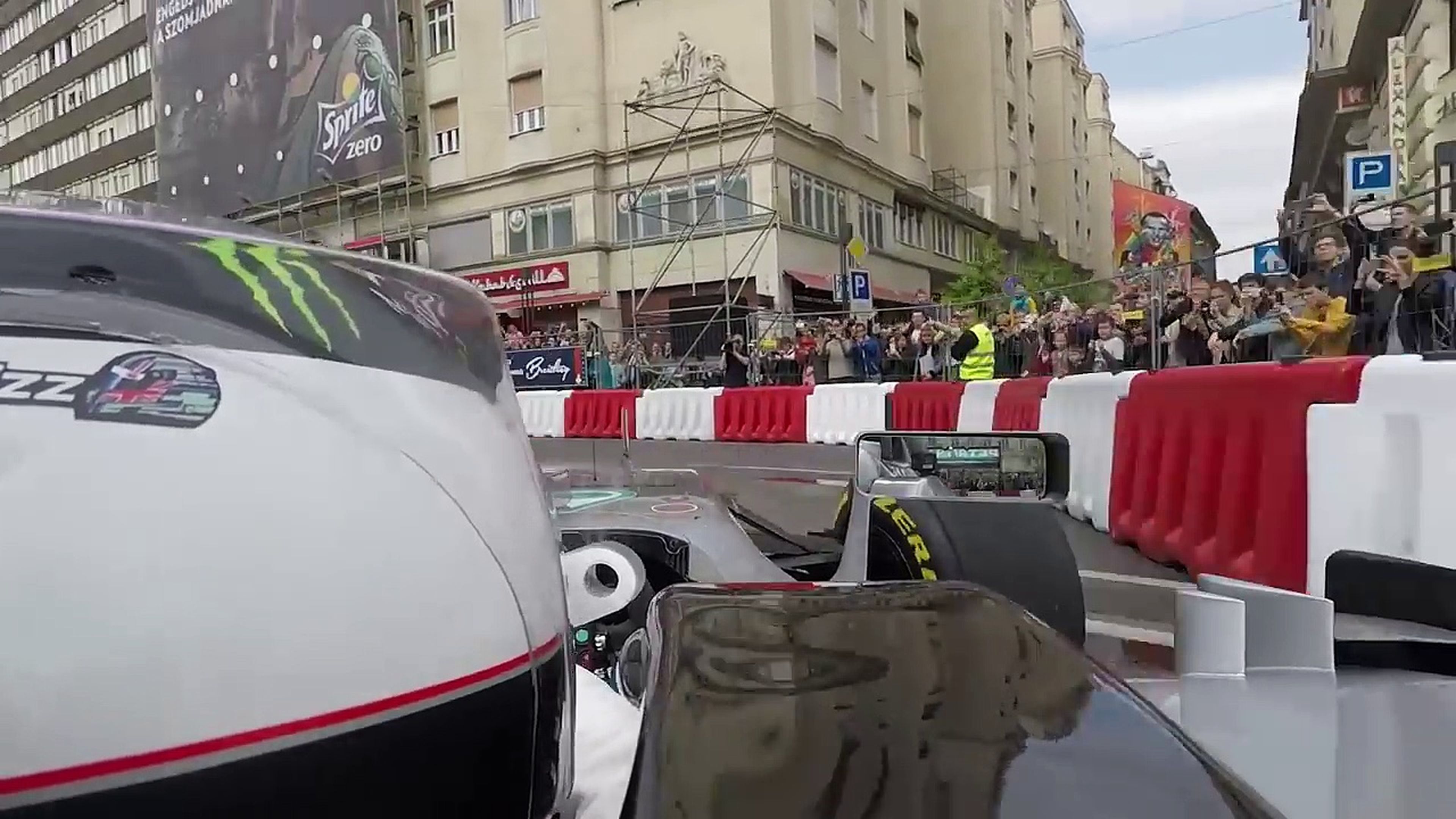 Vídeo: Valtteri Bottas, con un fórmula 1 a 250 km/h por las calles de Budapest