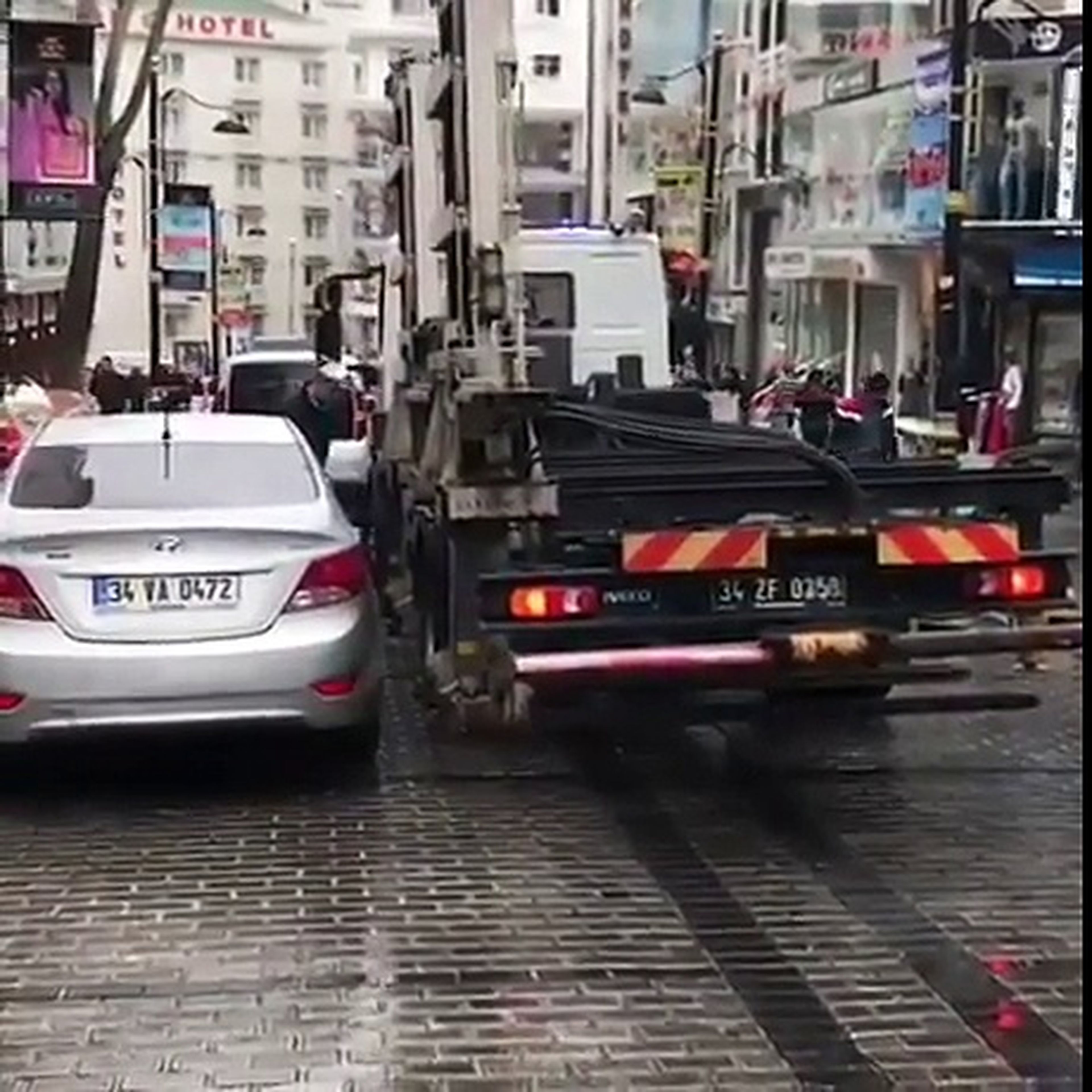 VÍDEO: visto y no visto, así carga esta grúa los coches [TG]
