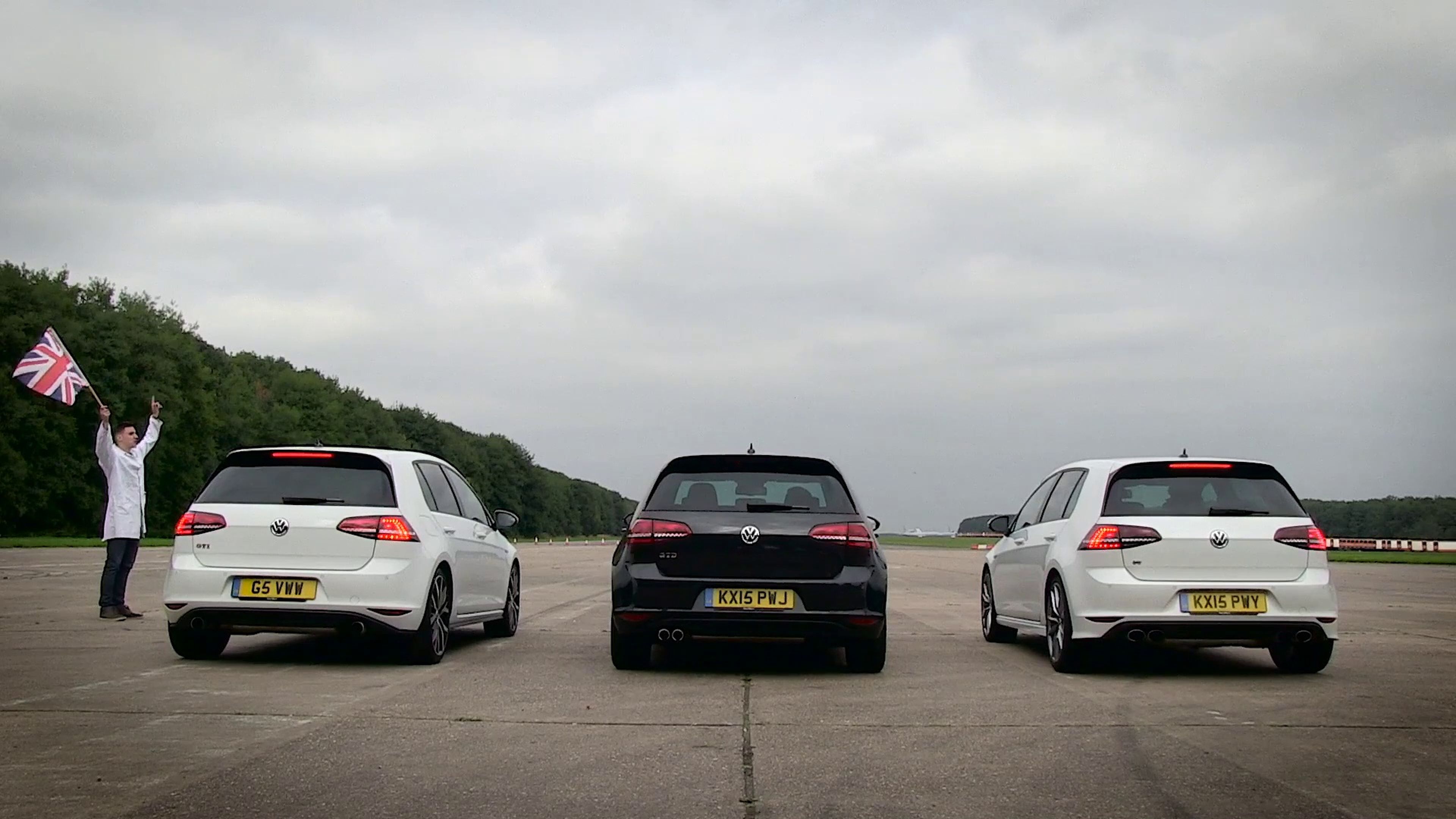 VÍDEO: VW Golf R vs VW Golf GTI Performance Pack vs VW Golf GTD, ¿cuál es más rápido?