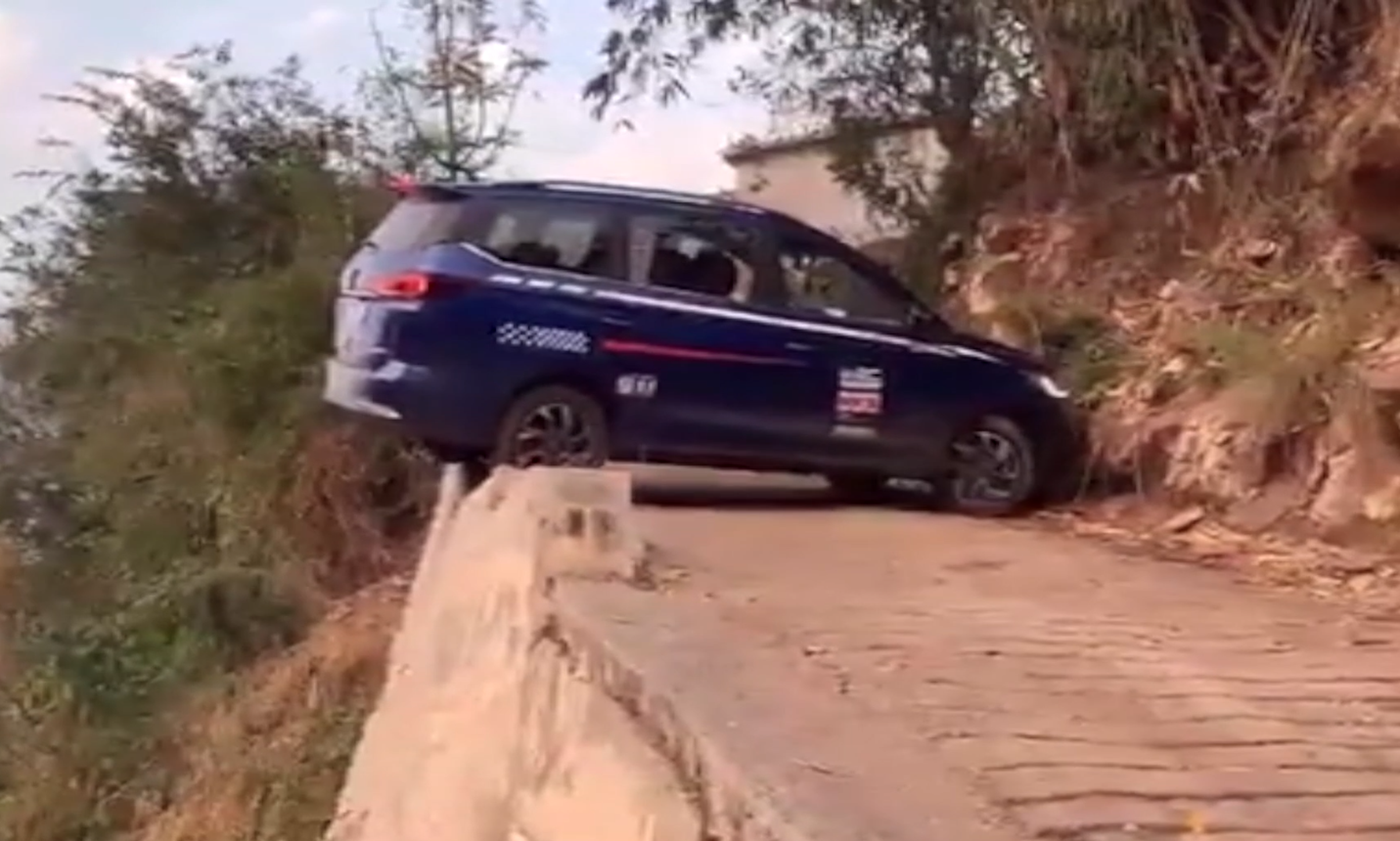 VÍDEO: ¡WOW! Da la vuelta con su coche donde literalmente parece imposible...