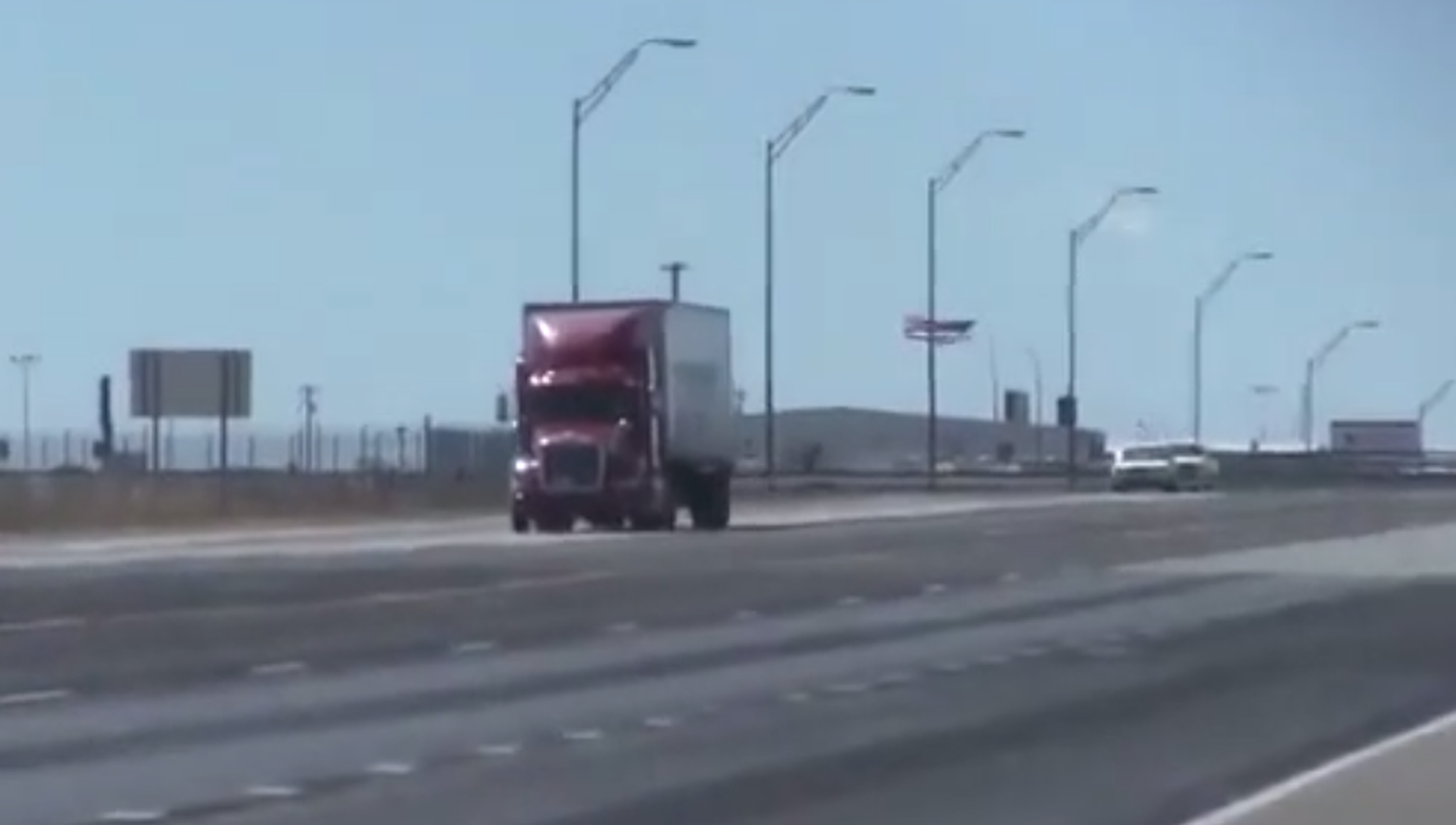 VÍDEO: ¡Wow! Esto es lo que le pasa a este camión por una racha de viento