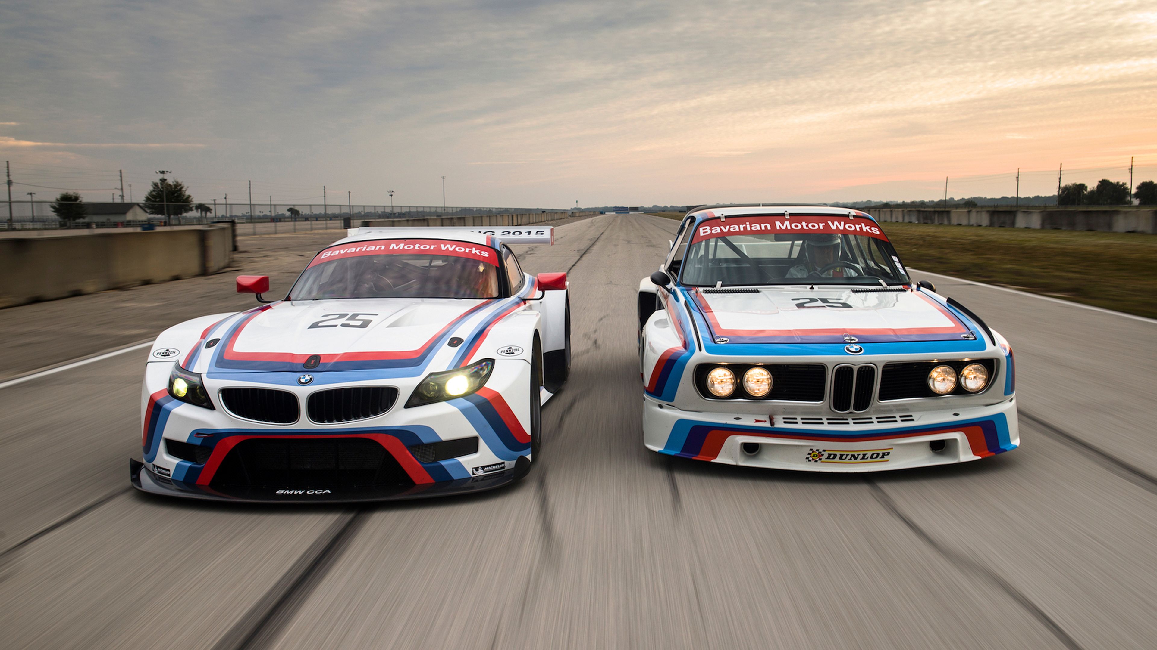 BMW Z4 GTLM de 2015 (izquierda) y BMW 3.0 CSL de 1975 (derecha).