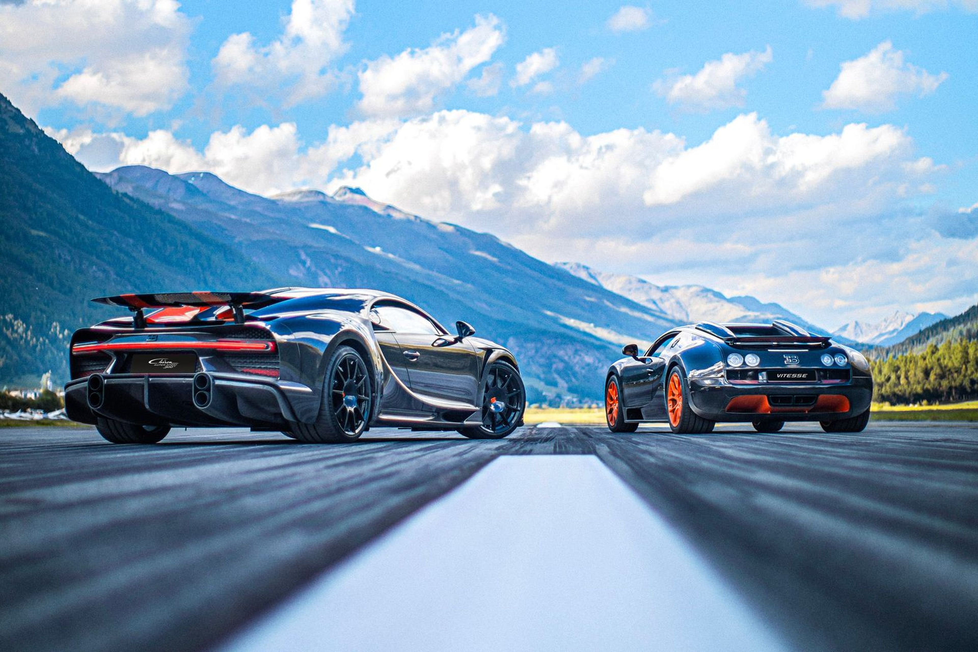 Bugatti Chiron (izquierda) y Bugatti Veyron (derecha)